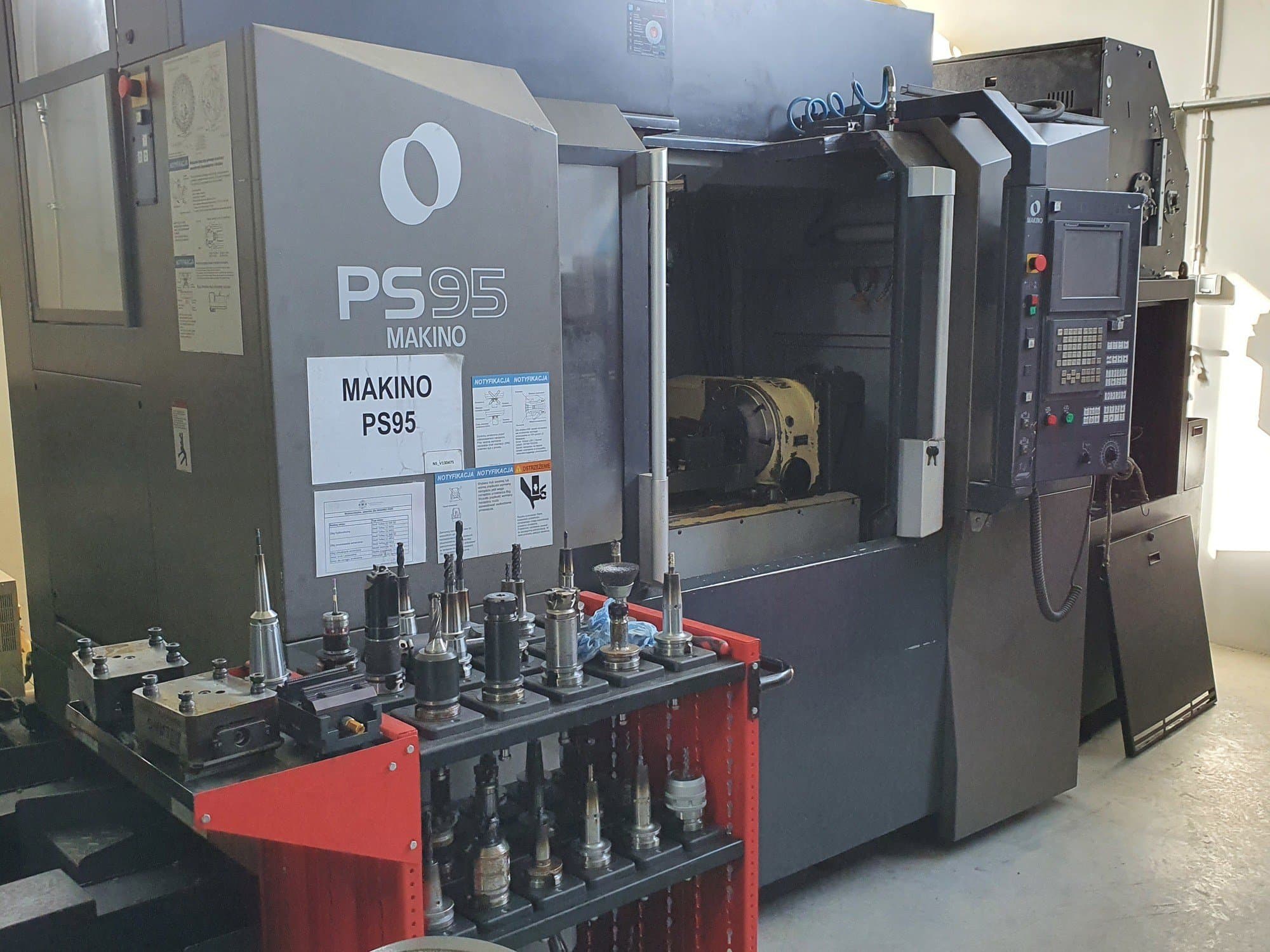 Vista frontale della macchina Makino PS95