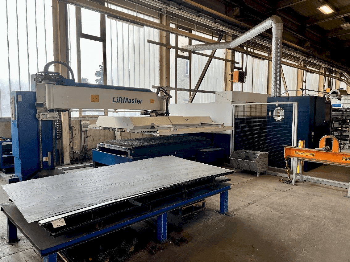 Vista frontale della macchina TRUMPF TruLaser 3030 Fiber
