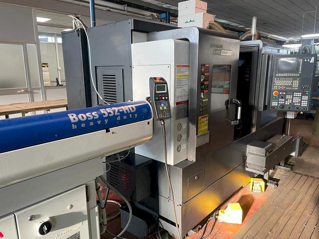 Vista frontale della macchina Doosan LYNX 220LSY