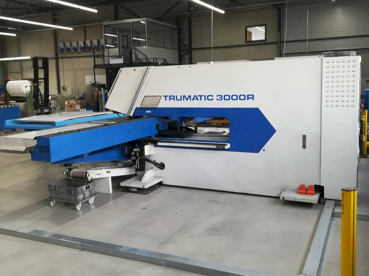 Vista frontale della macchina Trumpf Trumatic 3000R