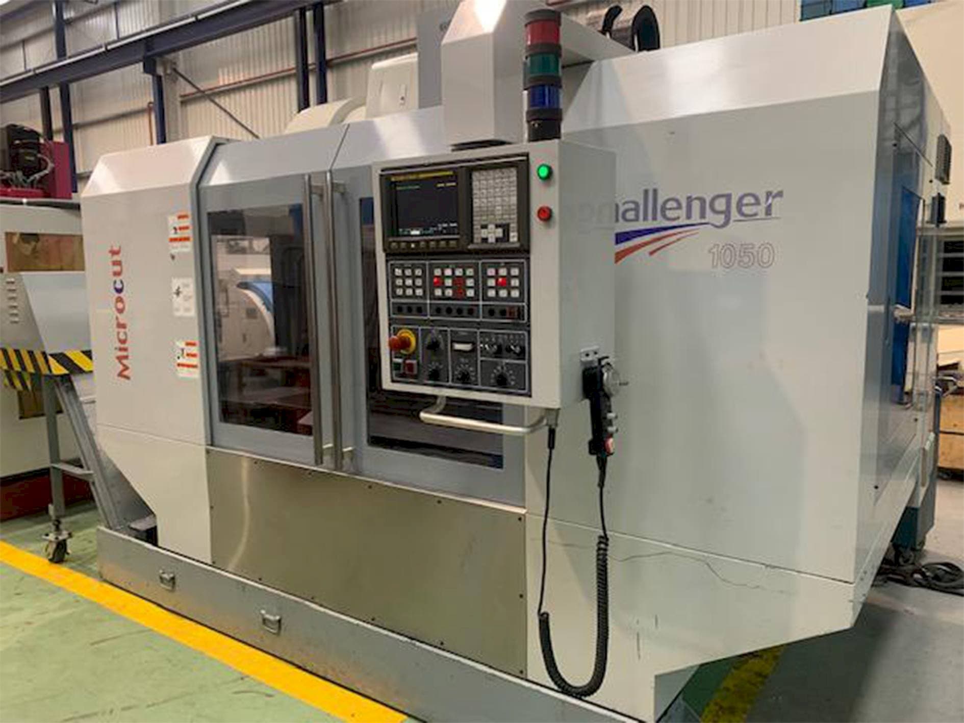 Vista frontale della macchina MICROCUT Challenger 1050