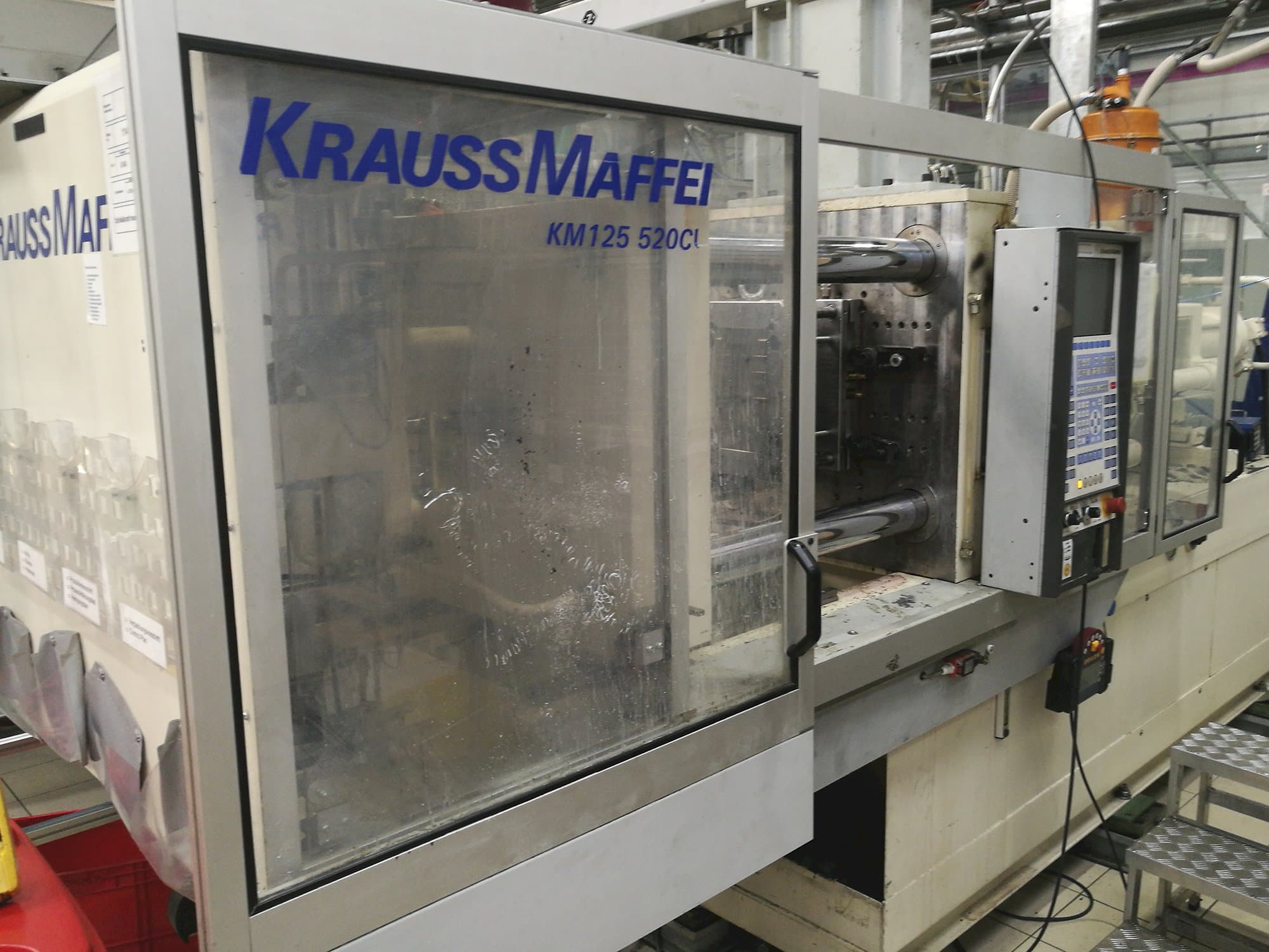 Vista frontale della macchina Krauss Maffei KM 125-520 C1