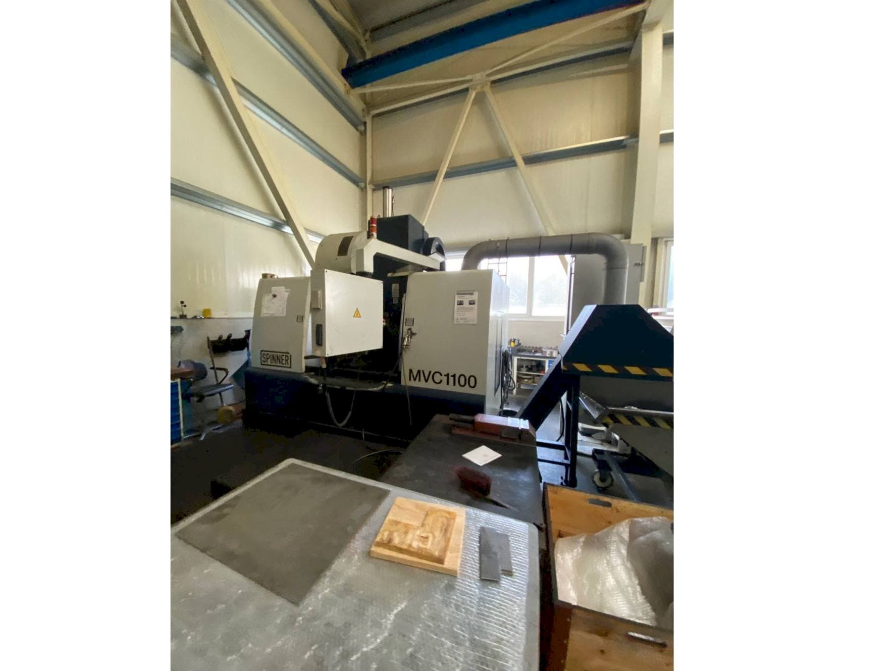 Vista frontale della macchina SPINNER MVC 1100 B