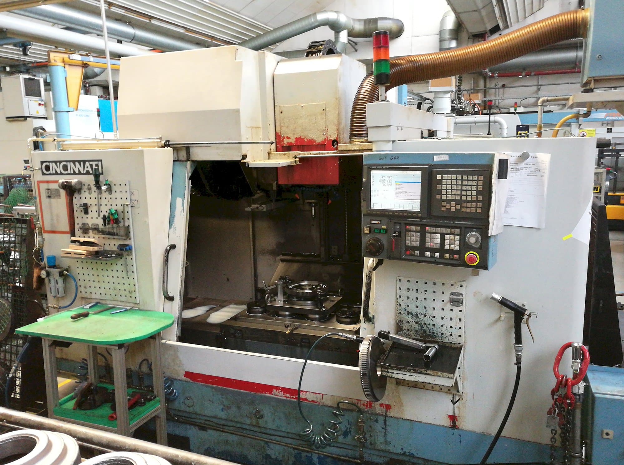 Vista frontale della macchina Cincinnati Sabre 1000