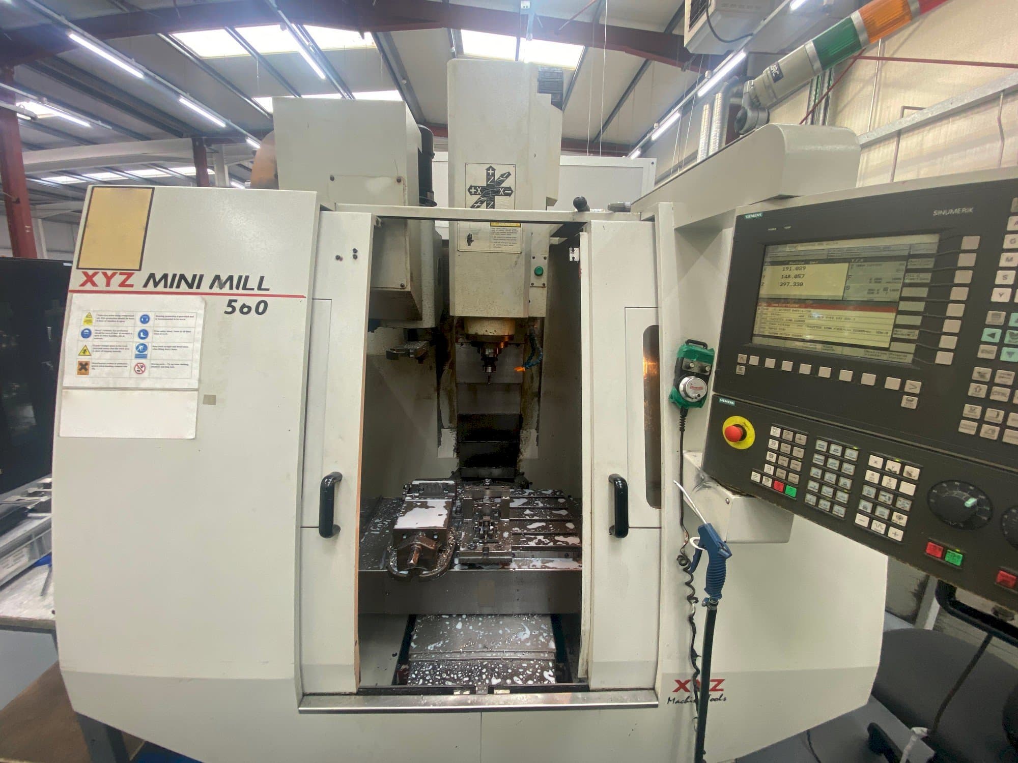 Vista frontale della macchina XYZ Mini Mill 560
