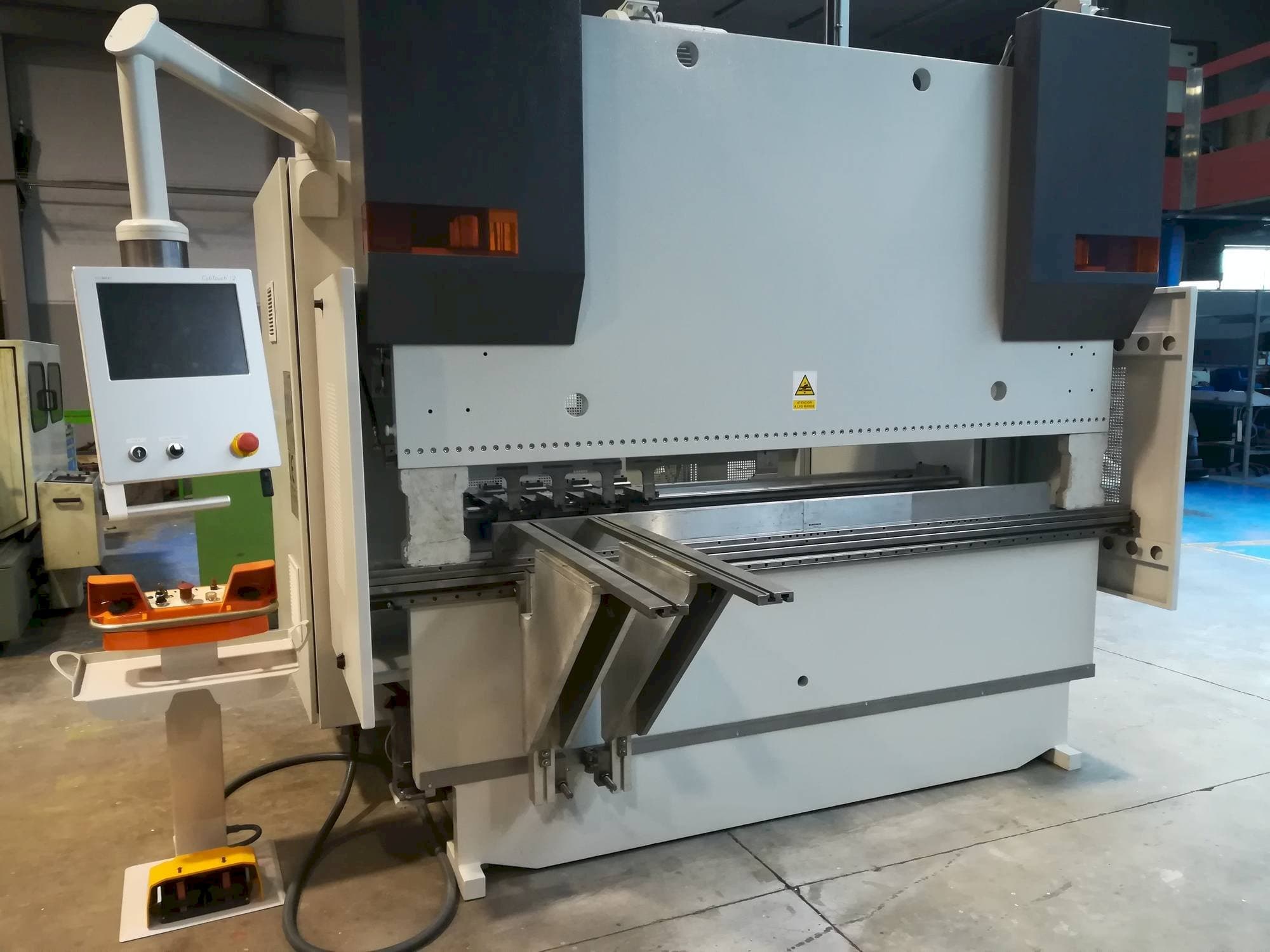 Vista frontale della macchina LVD LVD PPEB 80/25 CAD-CNC
