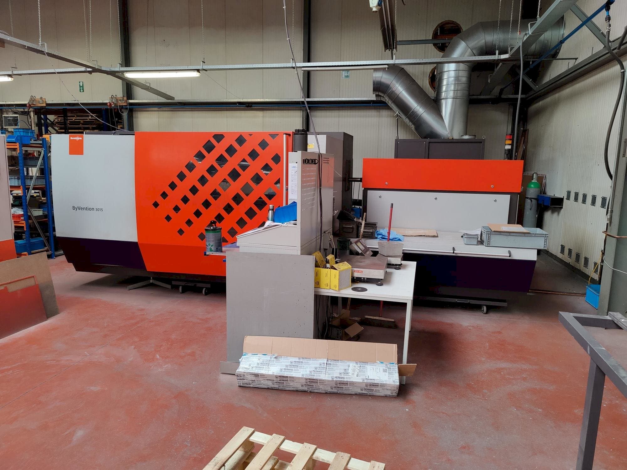 Vista frontale della macchina Bystronic ByVention 3015