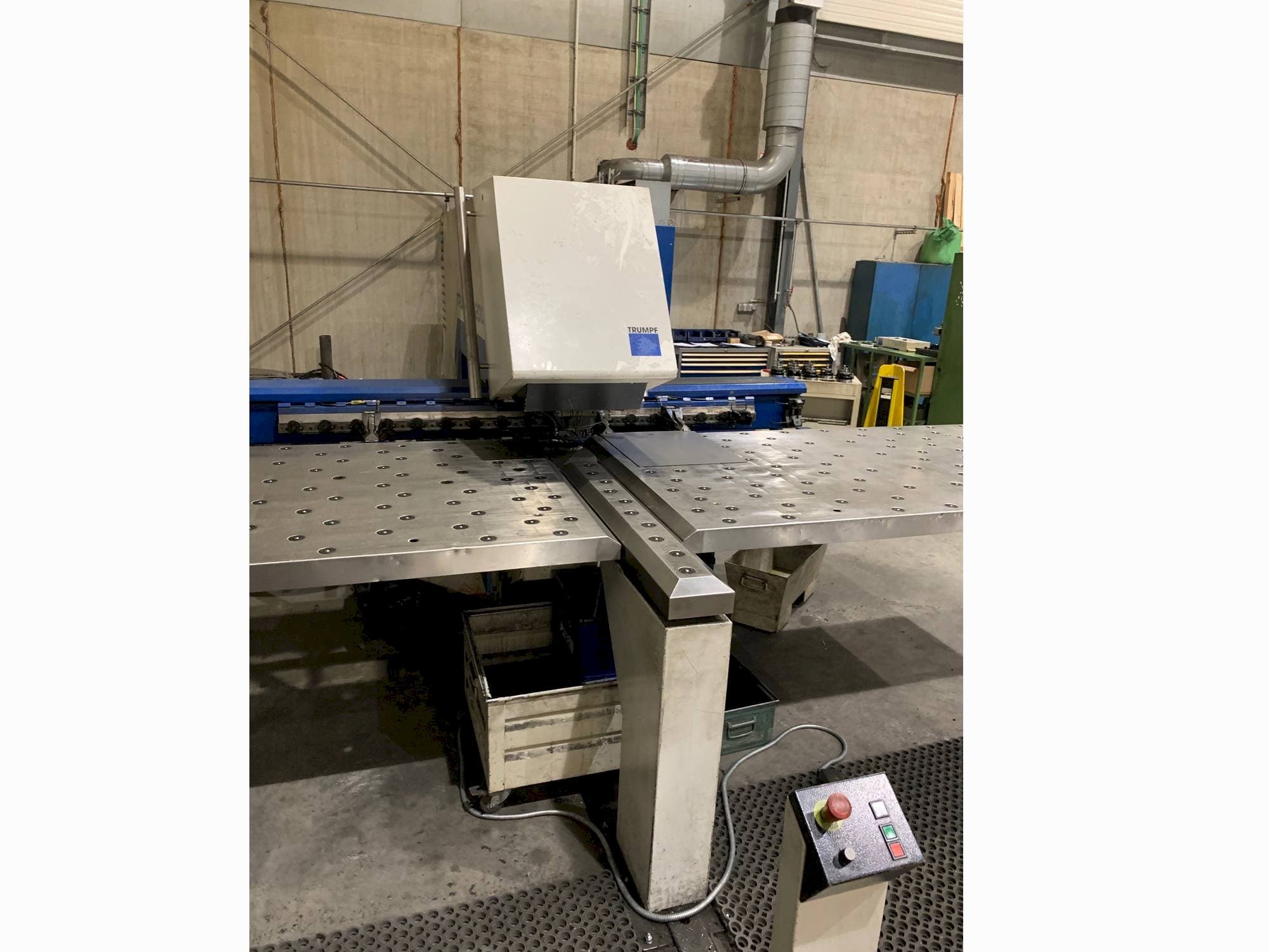 Vista frontale della macchina Trumpf Trumatic 200