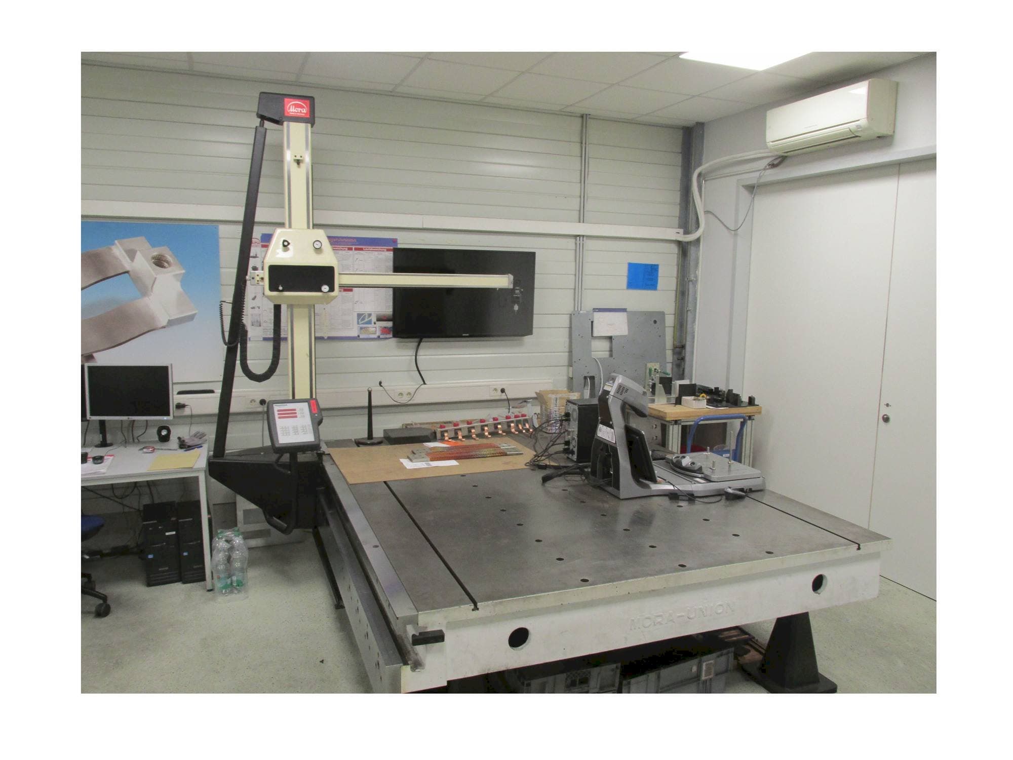 Vista frontale della macchina Mora Console Version Assistant