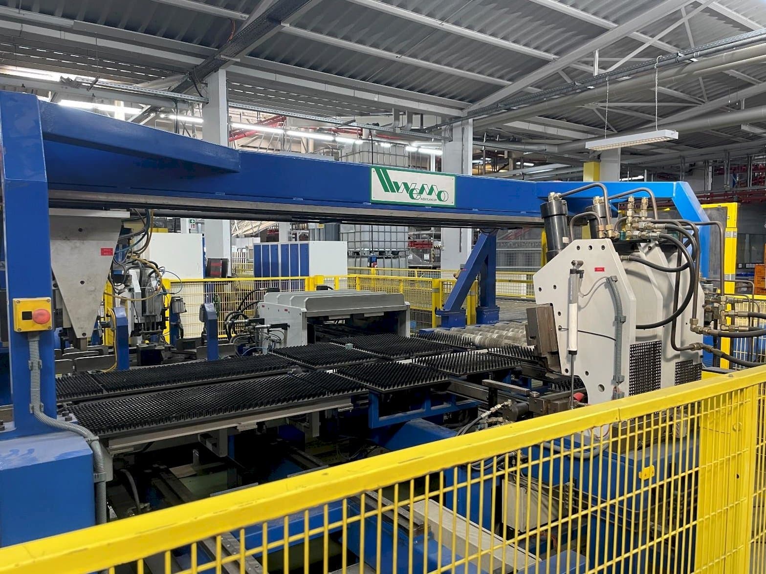 Vista frontale della macchina WEMO Punching-Bending-System