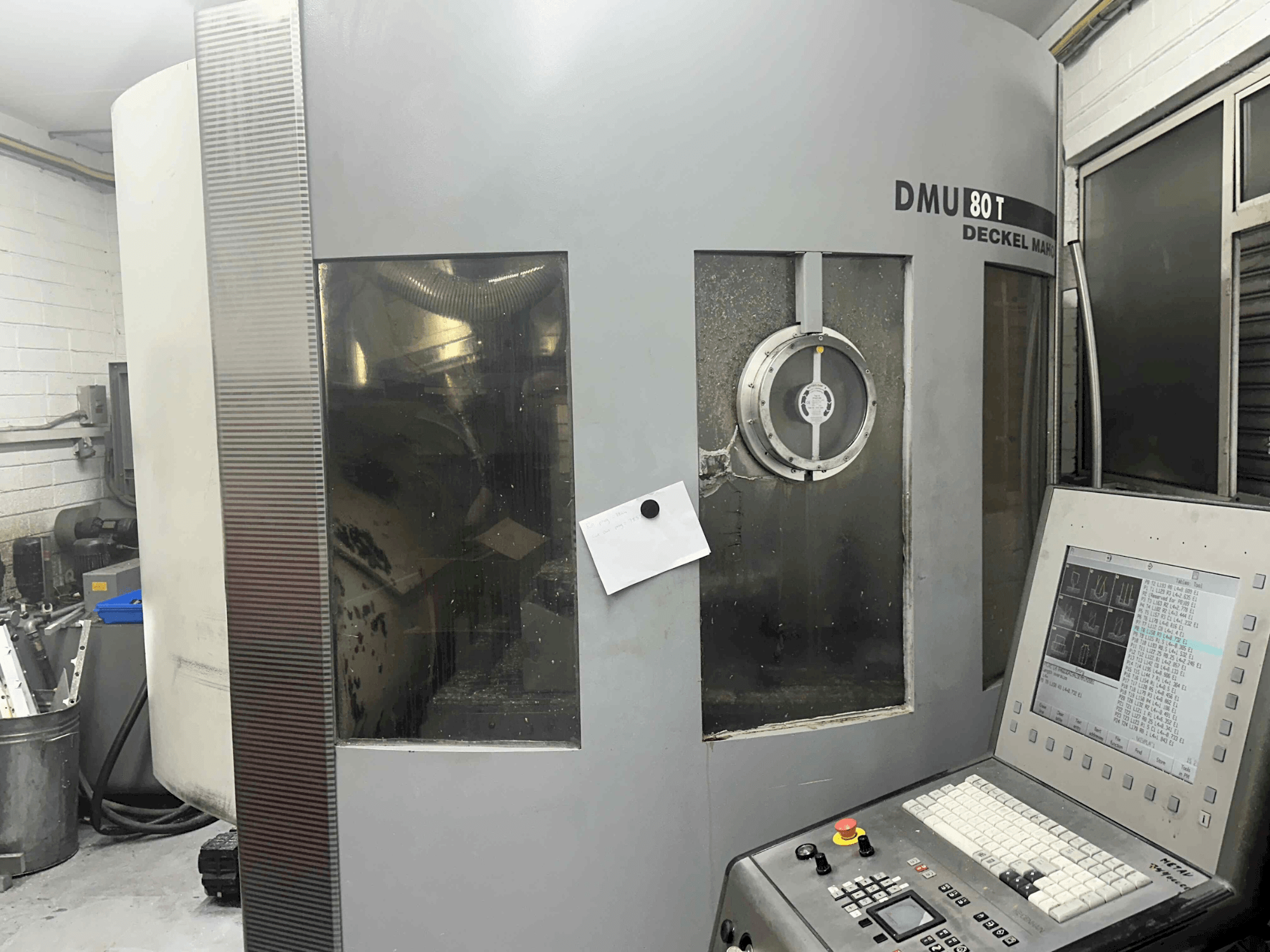 Vista frontale della macchina DECKEL MAHO DMU 80T (2002)
