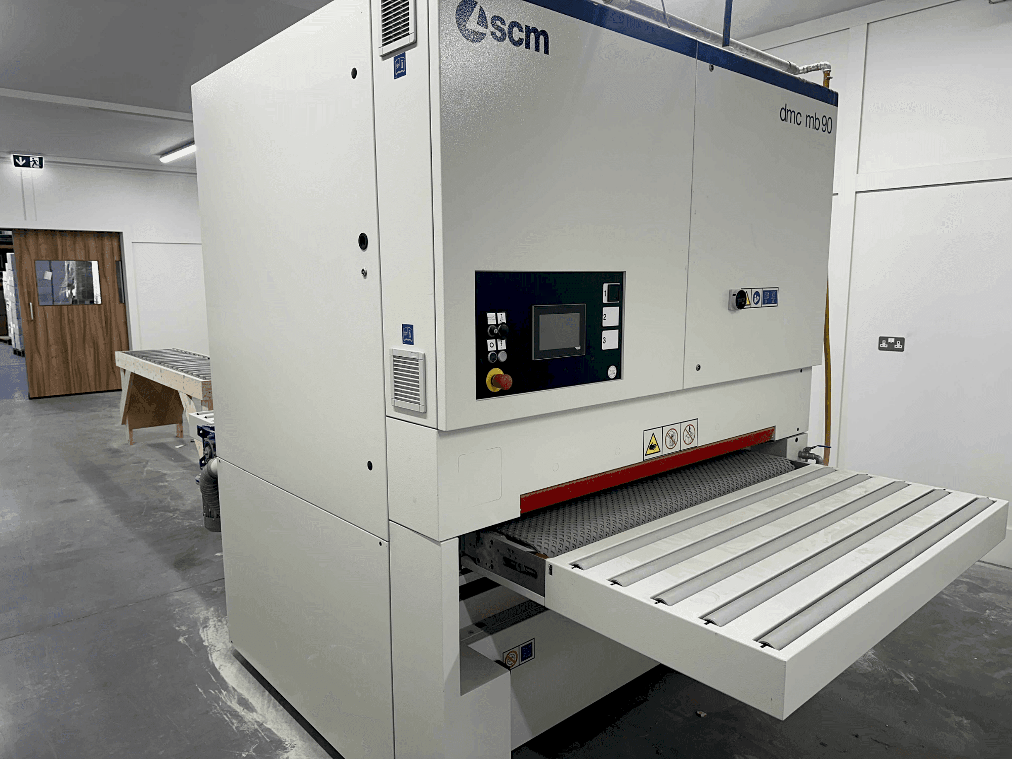 Vista frontale della macchina SCM DMC MB90 DBB135