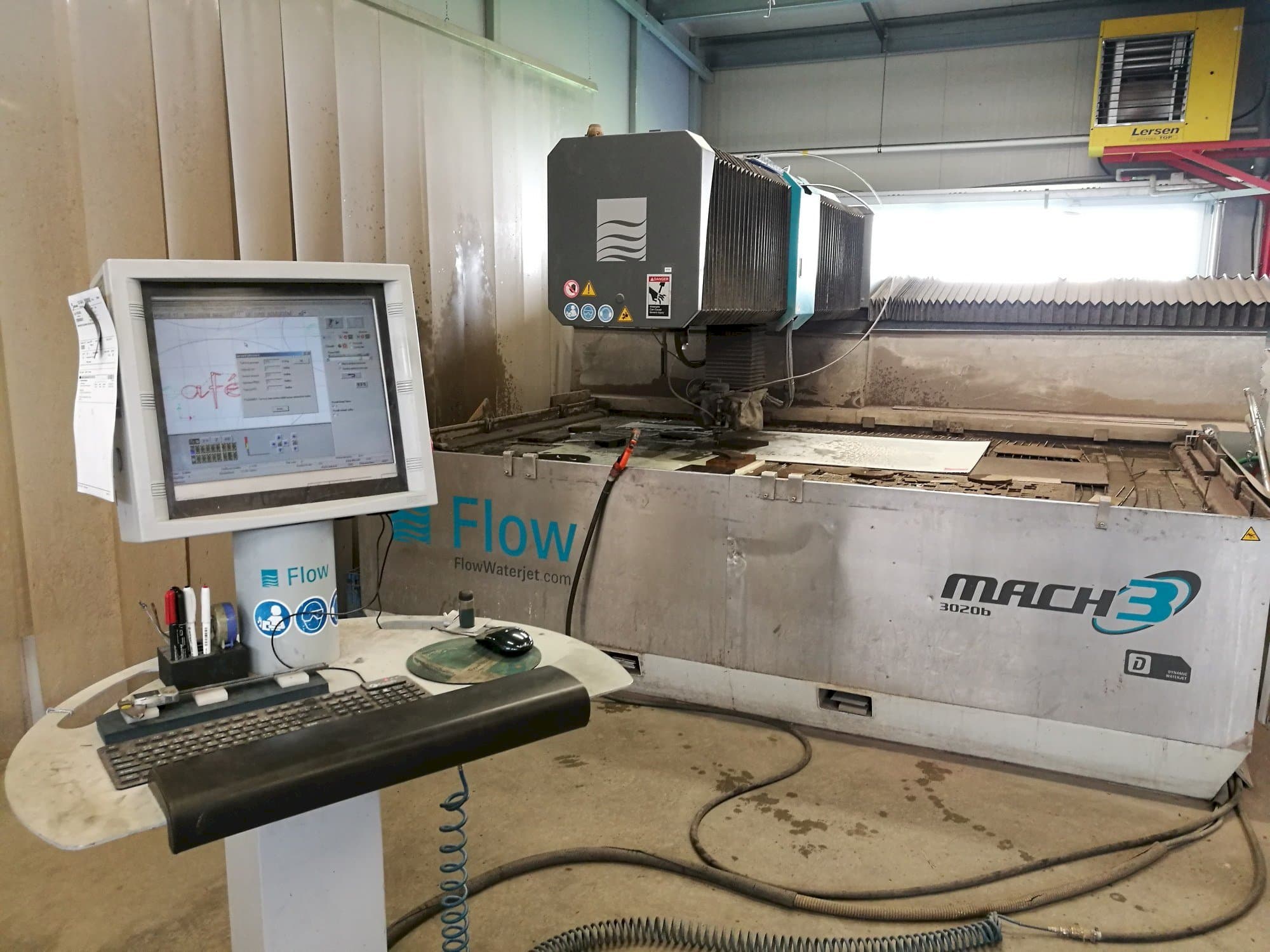 Vista frontale della macchina Flow Mach3-3020b DWJ