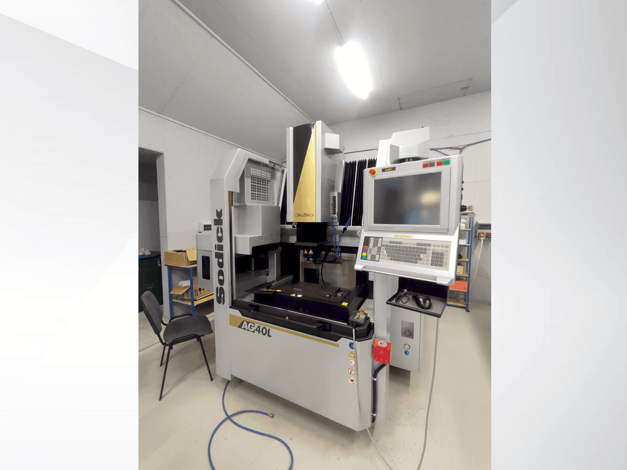 Vista frontale della macchina Sodick AG40L