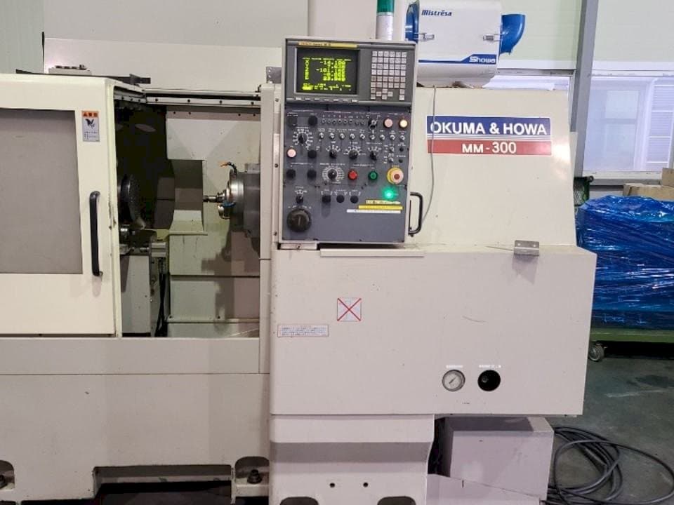 Vista frontale della macchina OKUMA&HOWA MM-300