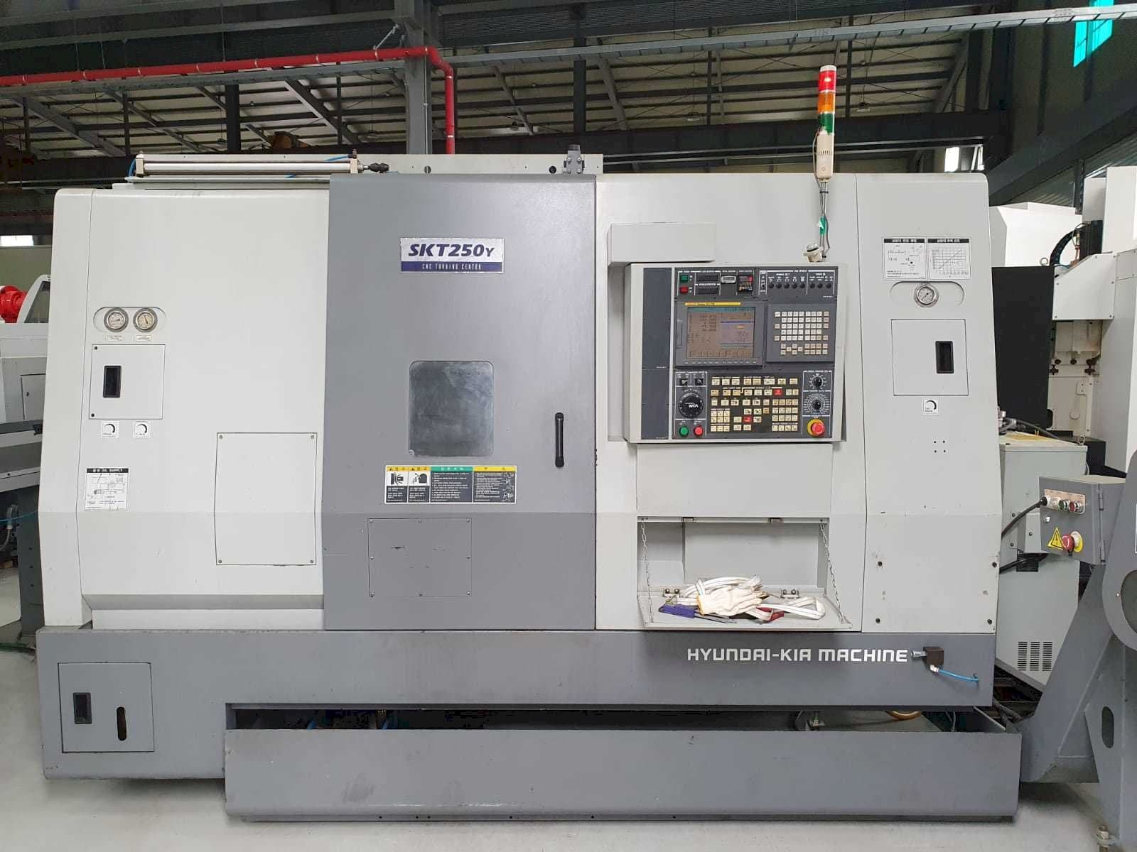 Vista frontale della macchina Hyundai Kia SKT250Y