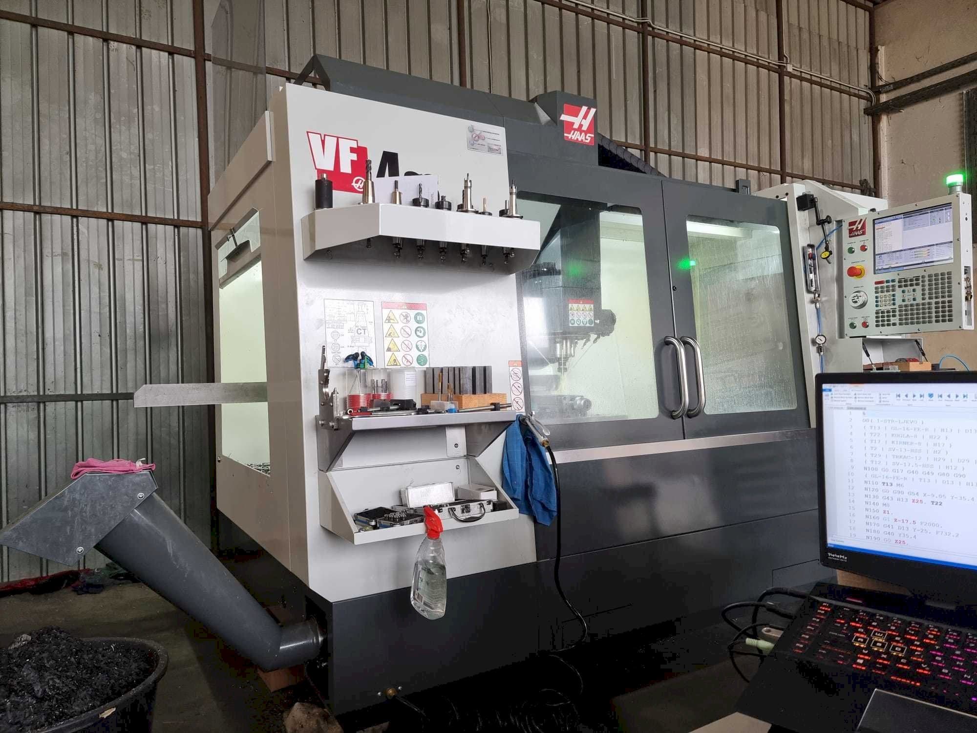 Vista frontale della macchina HAAS VF4SS