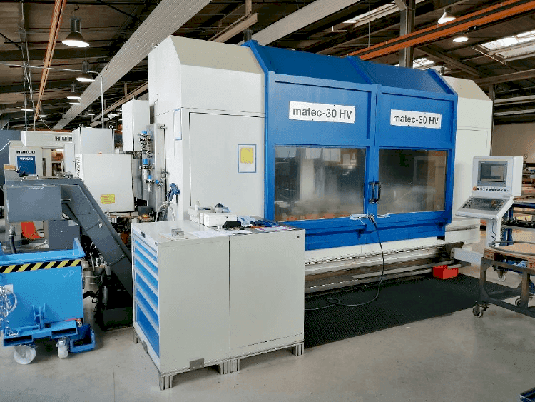 Vista frontale della macchina Matec 30 HV