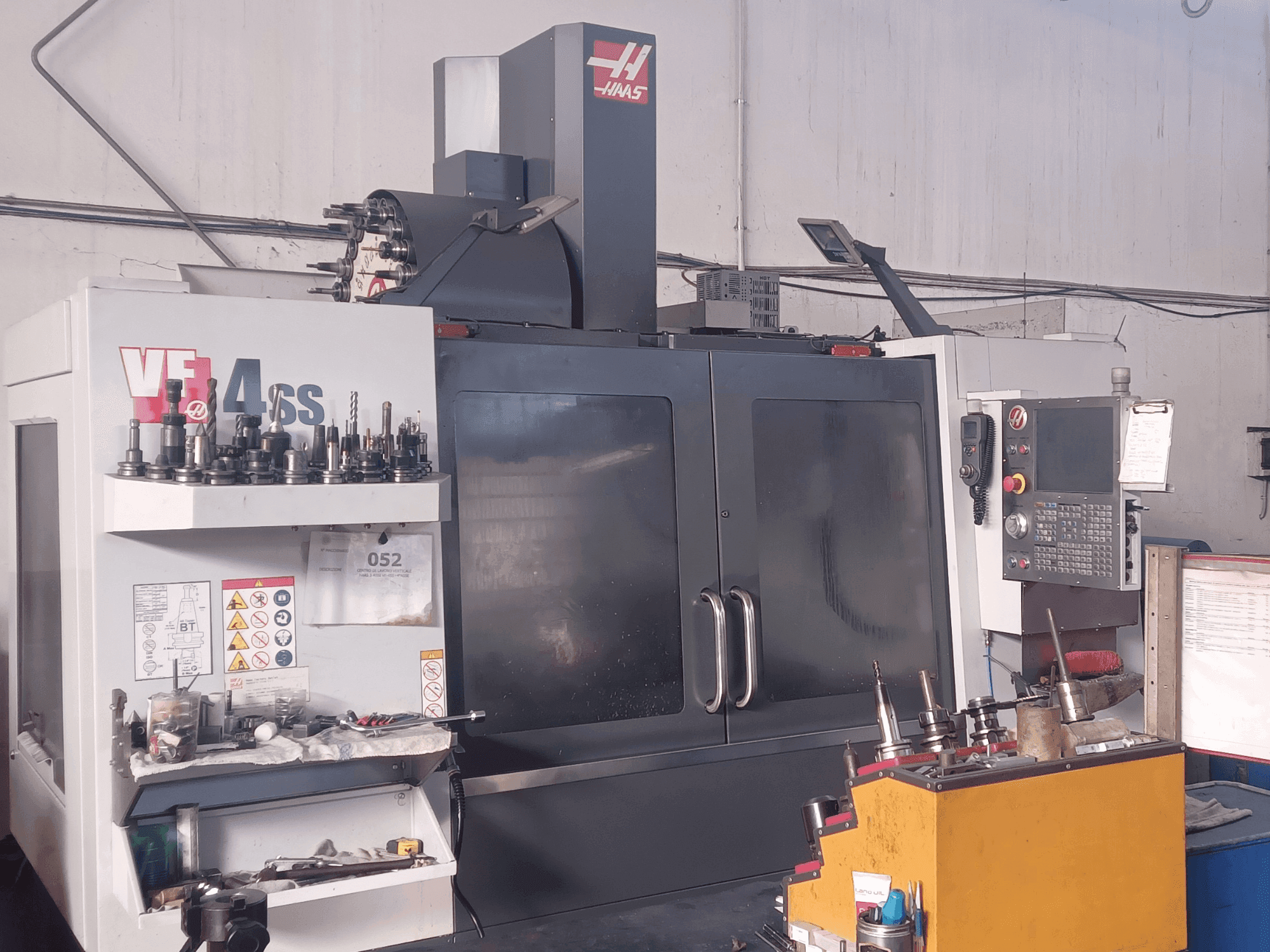 Vista frontale della macchina HAAS VF-4SS