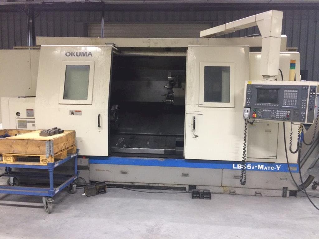 Vista frontale della macchina Okuma LB35 II