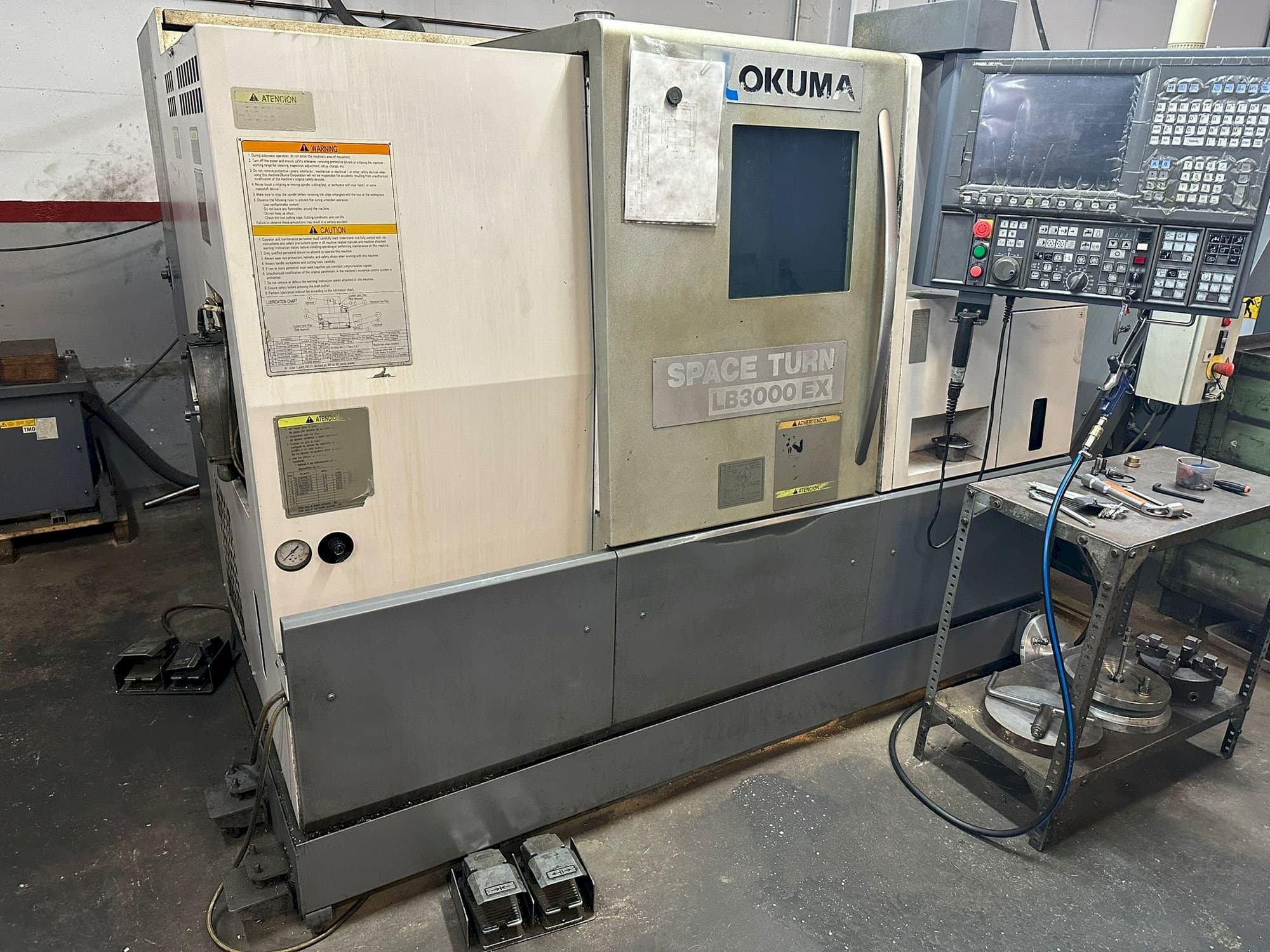 Vista frontale della macchina Okuma LB 3000EX