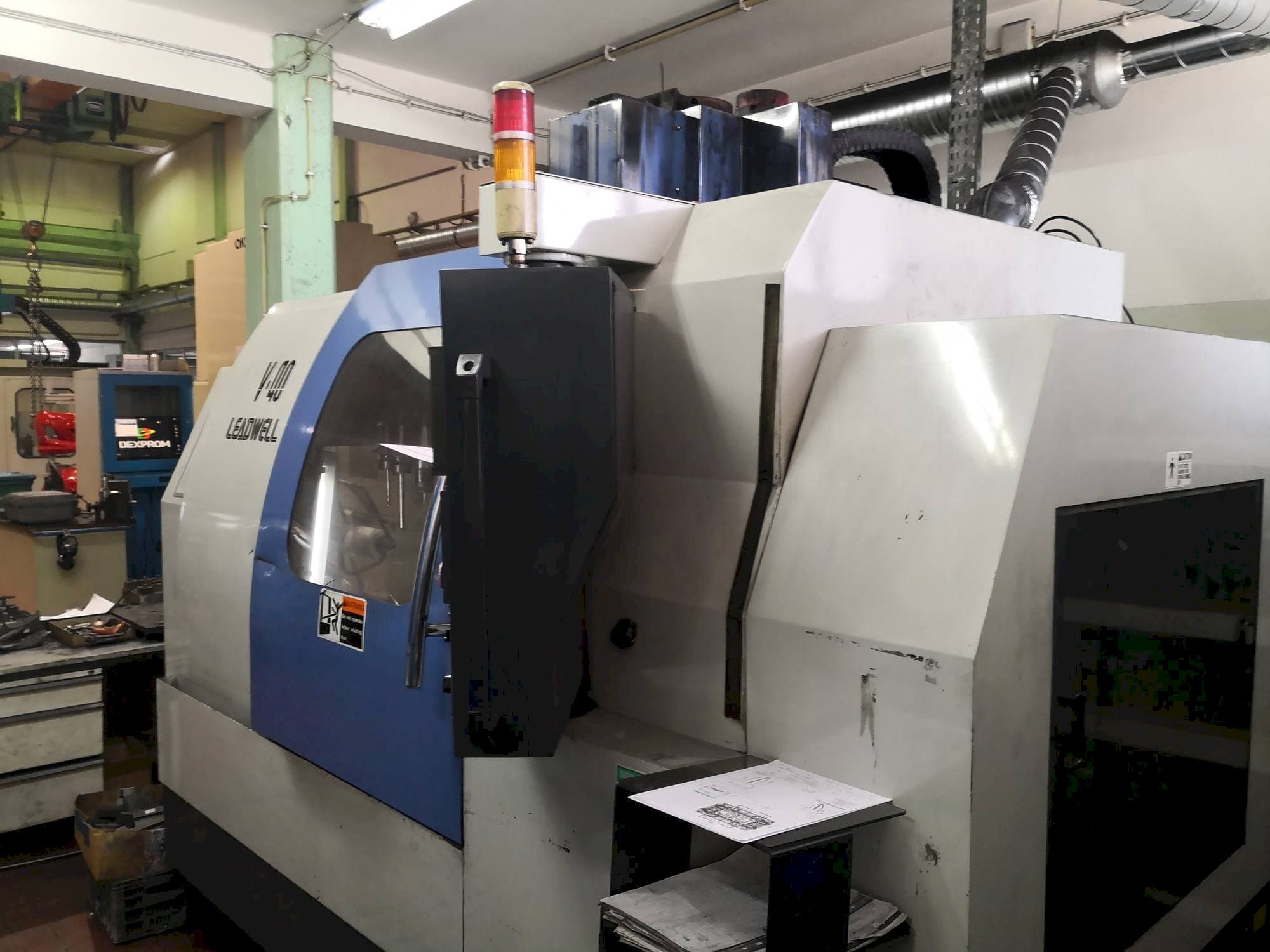 Vista frontale della macchina Leadwell V-40