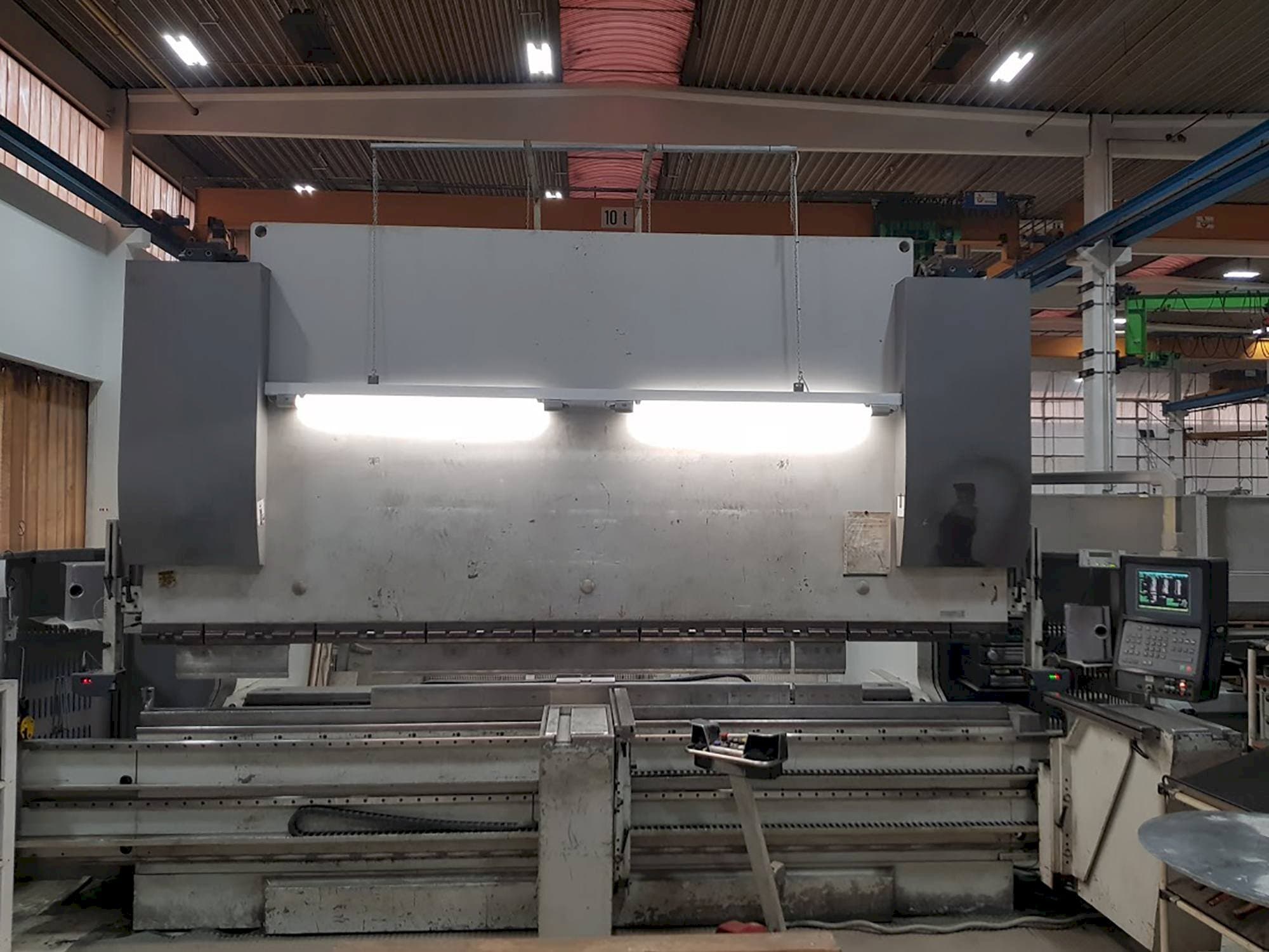 Vista frontale della macchina EHT Multipress 300-40