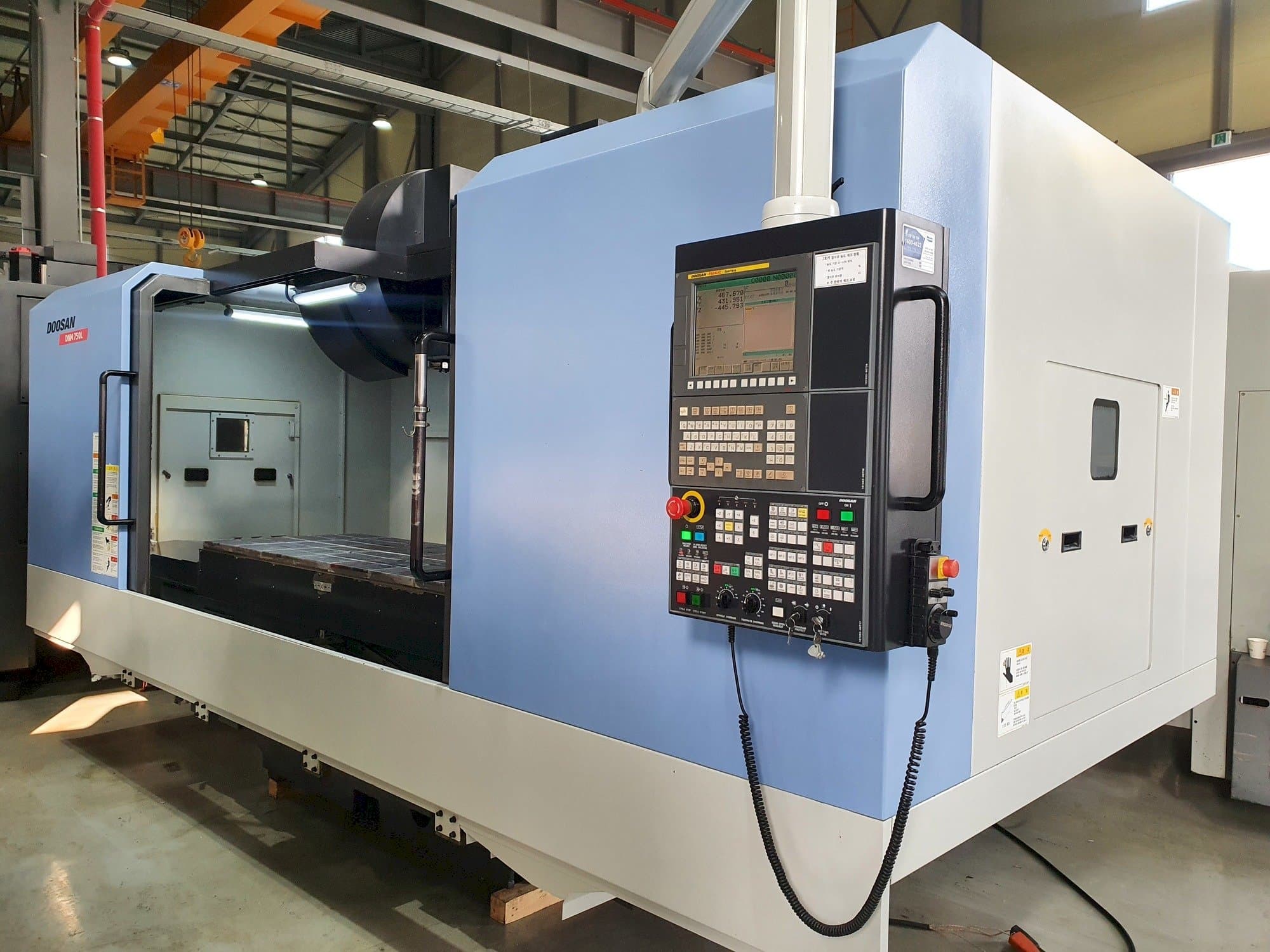 Vista frontale della macchina Doosan DNM 750L