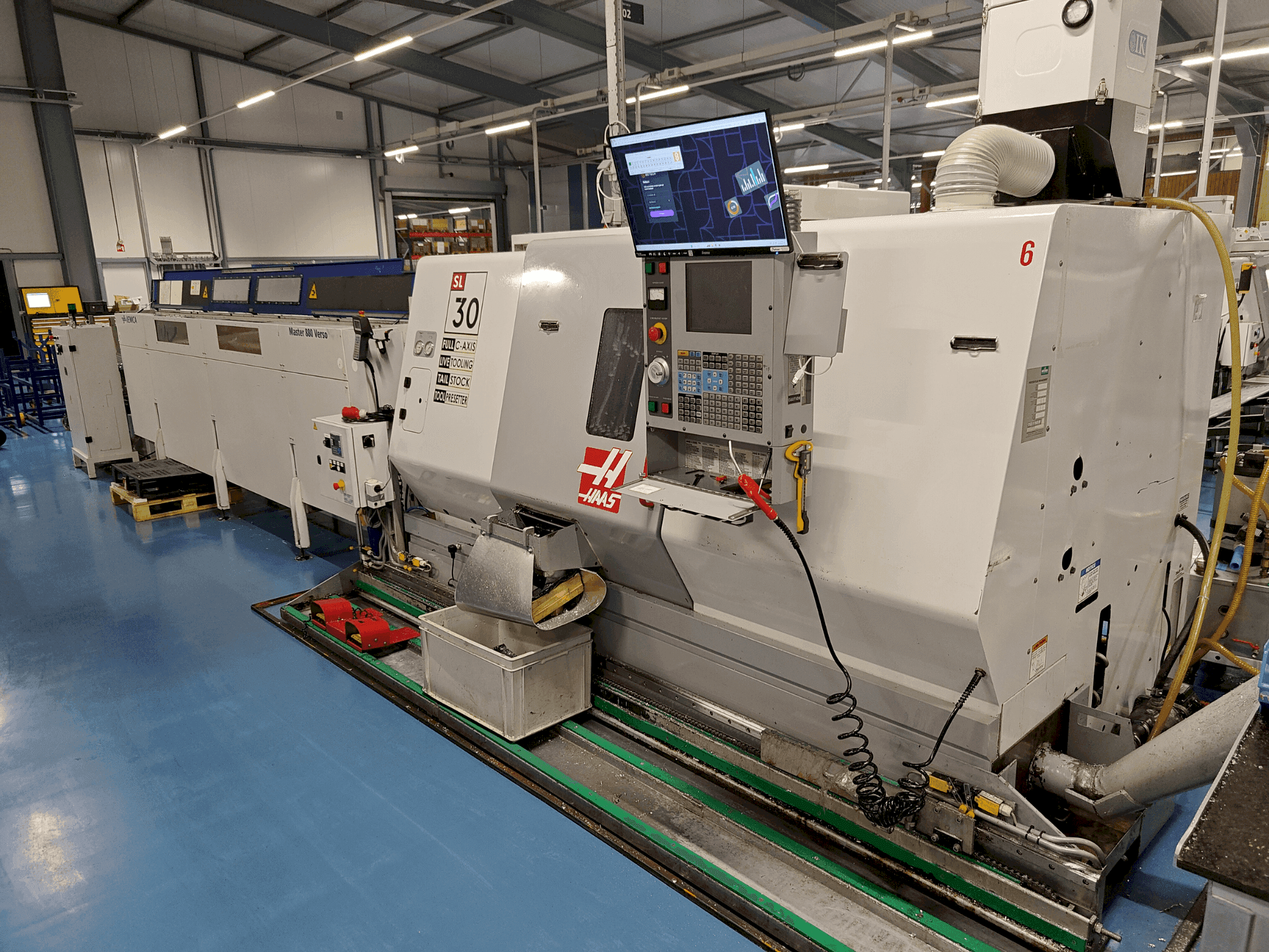 Vista frontale della macchina HAAS SL-30TCE (2004)