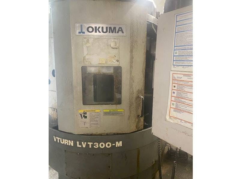 Vista frontale della macchina Okuma LVT300M