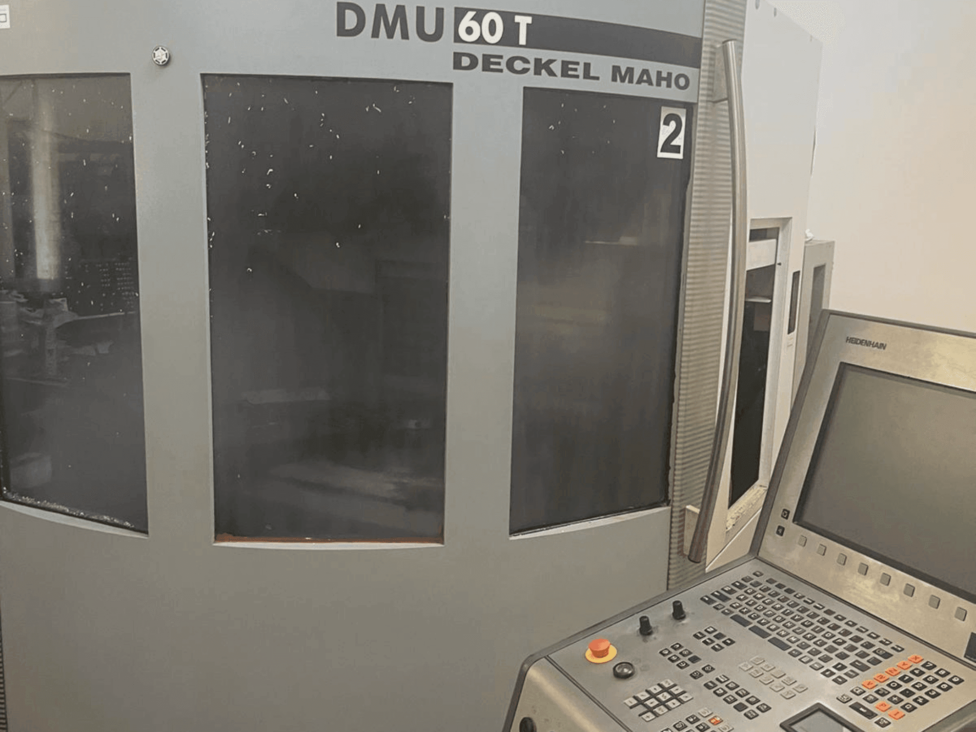 Vista frontale della macchina DMG DECKEL MAHO DMU 60T