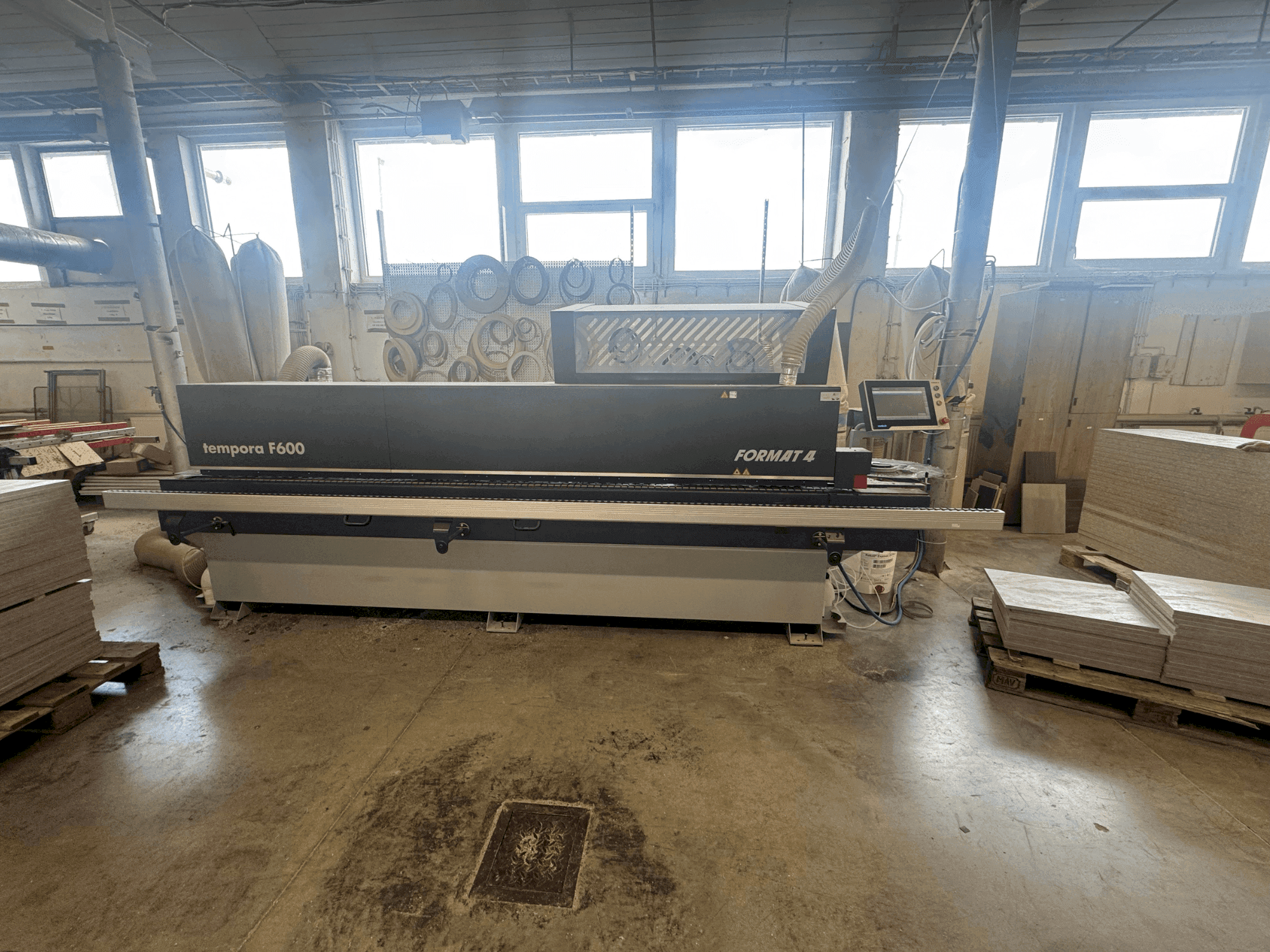 Vista frontale della macchina FORMAT4 TEMPORA 60.06 glueBox x-motion