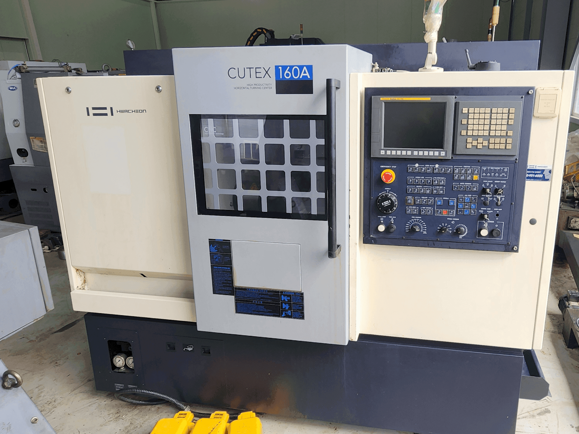 Vista frontale della macchina HWACHEON CUTEX 160 A