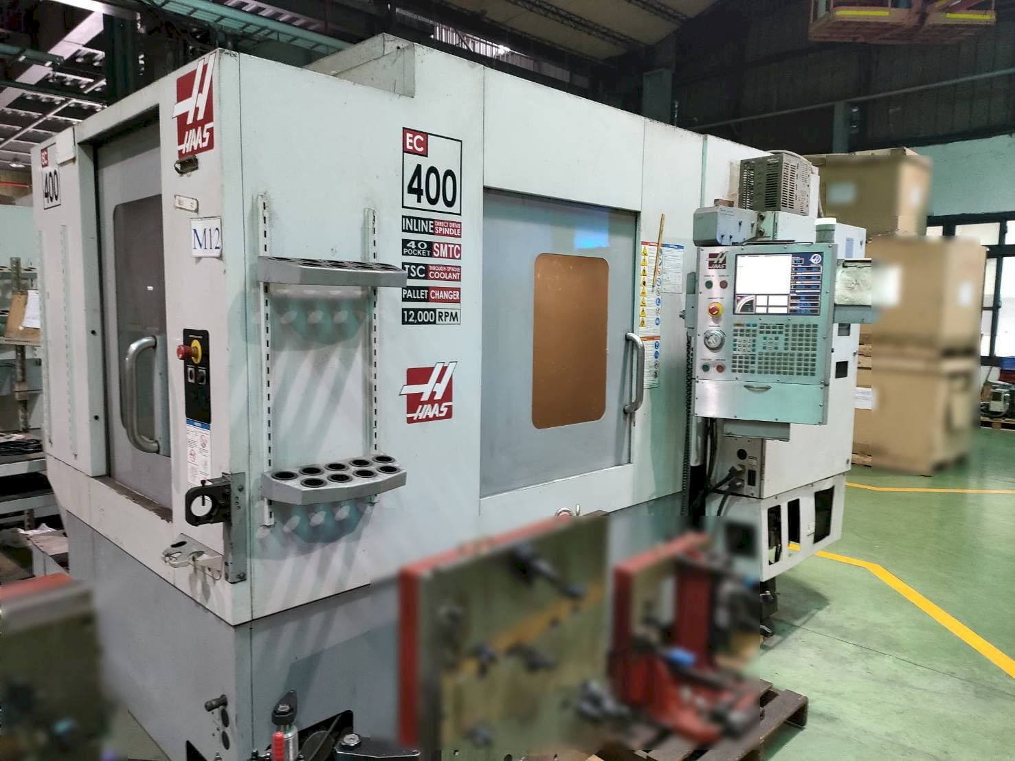 Vista frontale della macchina HAAS EC-400