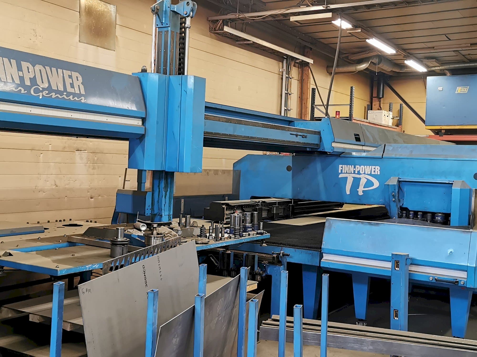 Vista frontale della macchina Finn-Power LD3000/2W