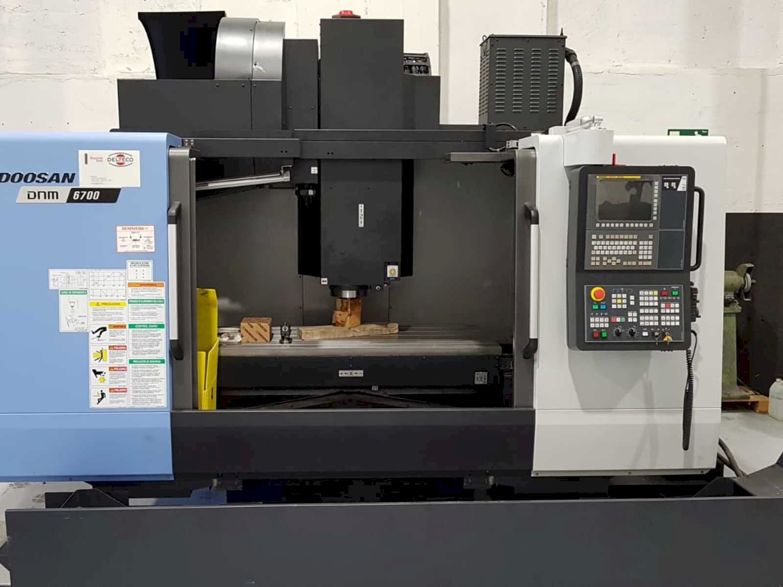 Vista frontale della macchina Doosan DNM 6700