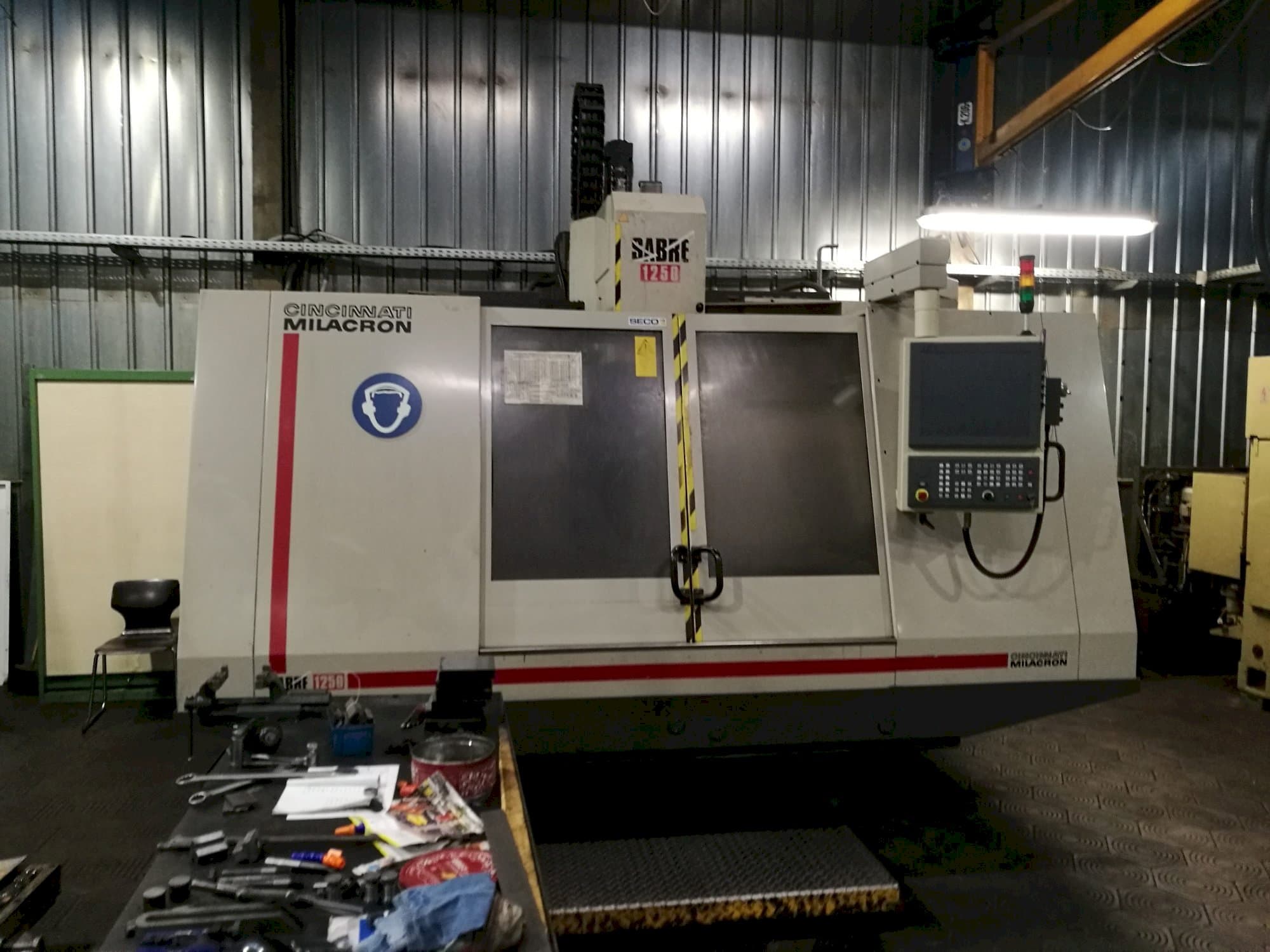 Vista frontale della macchina Cincinnati Milacron Sabre 1250