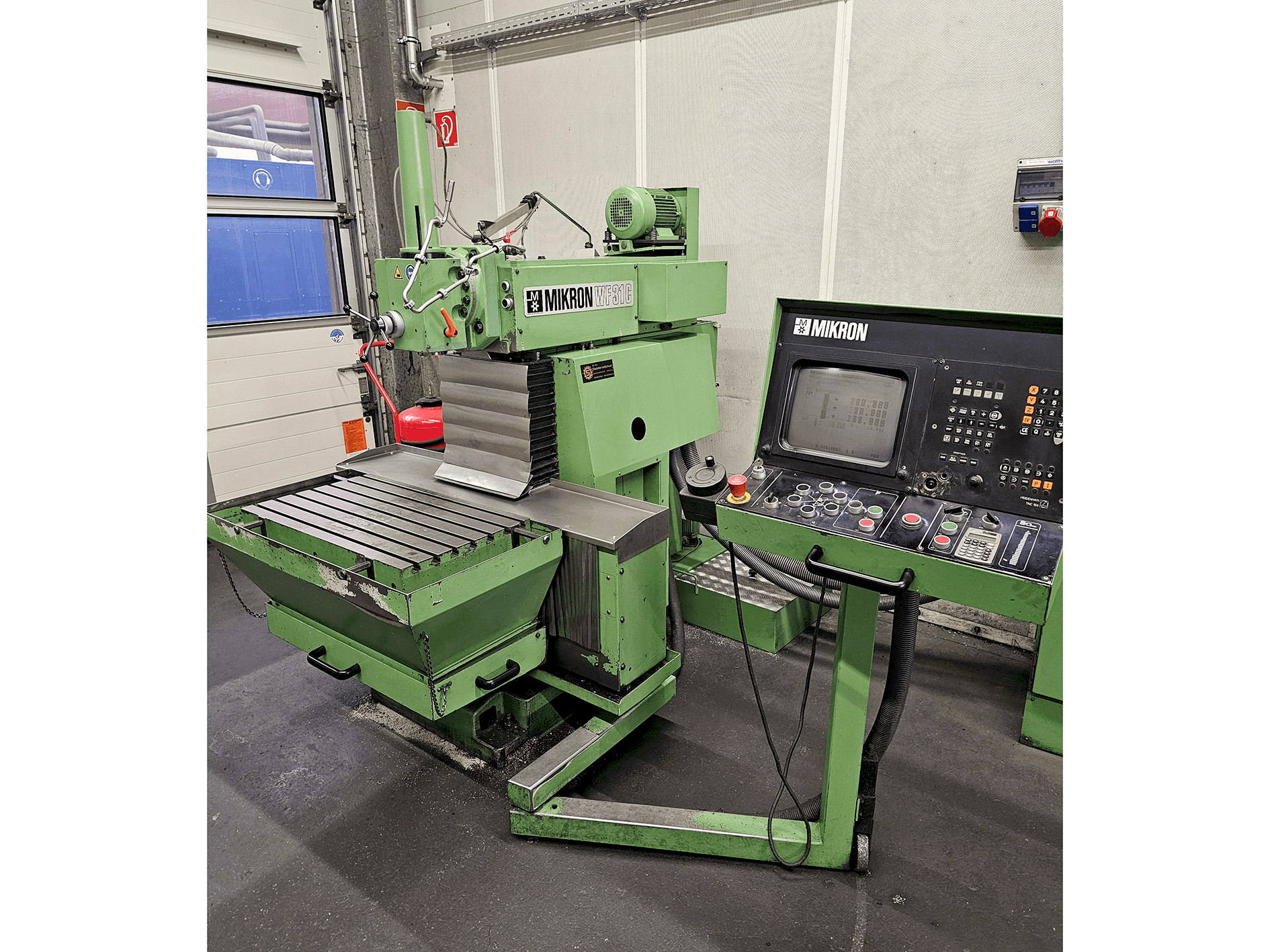 Vista frontale della macchina MIKRON WF-31C
