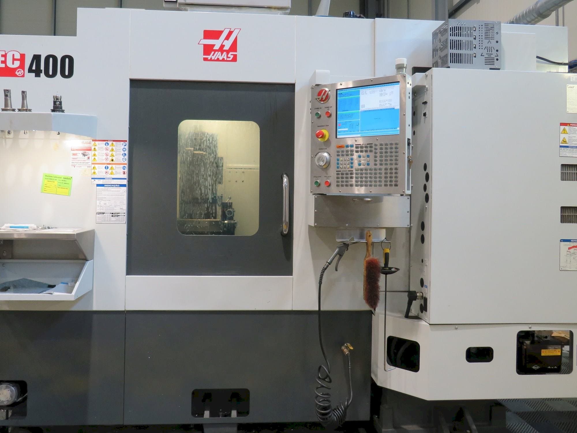 Vista frontale della macchina HAAS EC-400