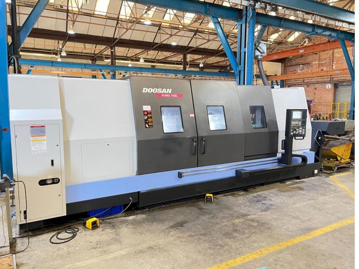 Vista frontale della macchina Doosan Puma 700L