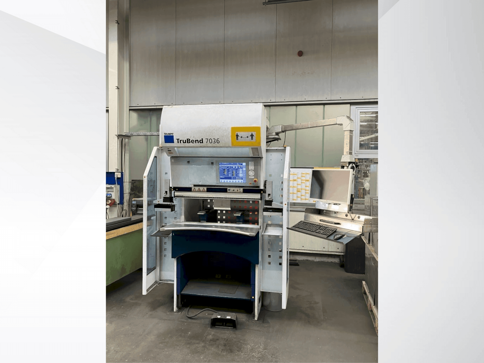 Vista frontale della macchina TRUMPF TruBend 7036