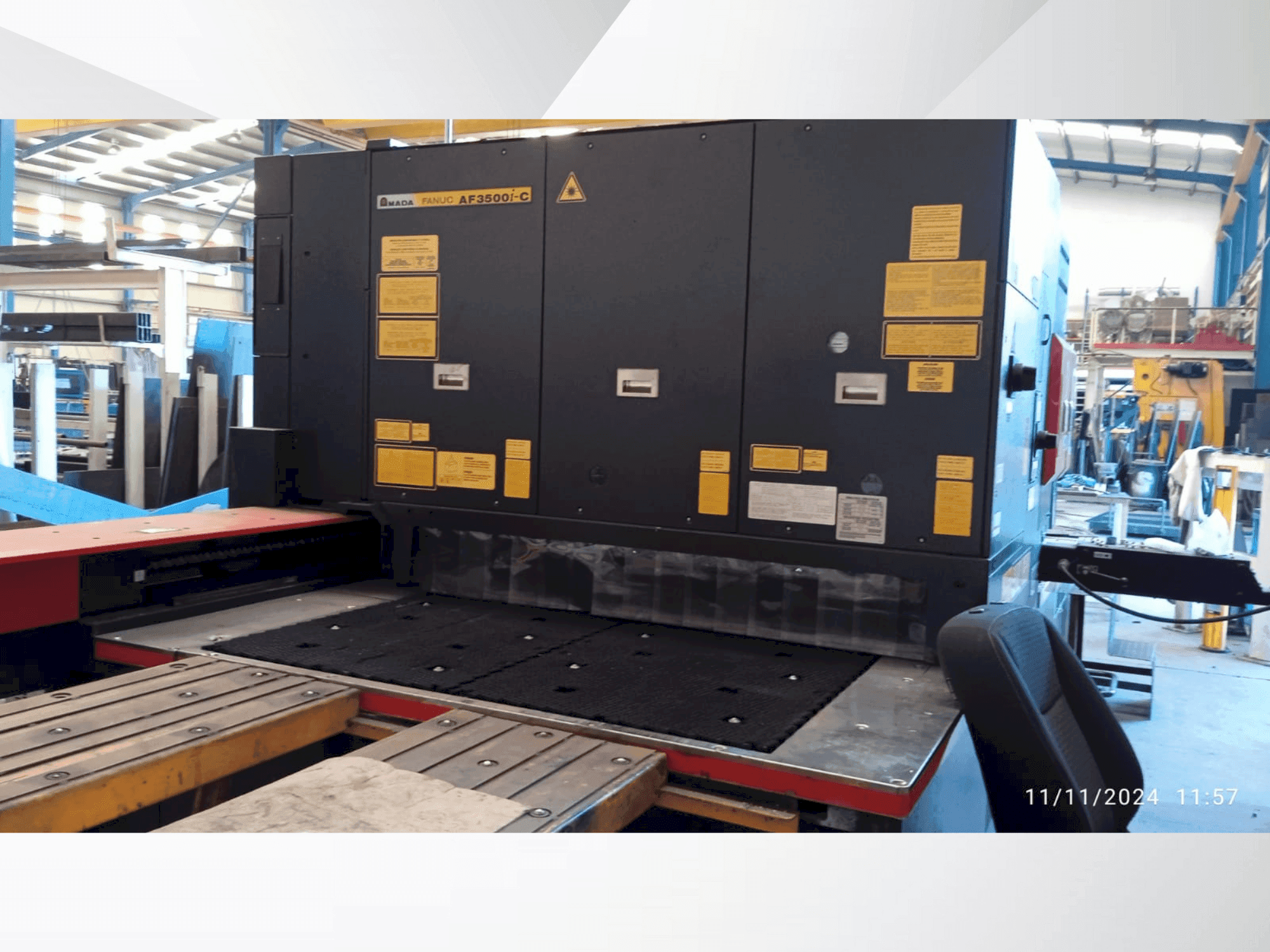 Vista frontale della macchina AMADA LC 2415αV