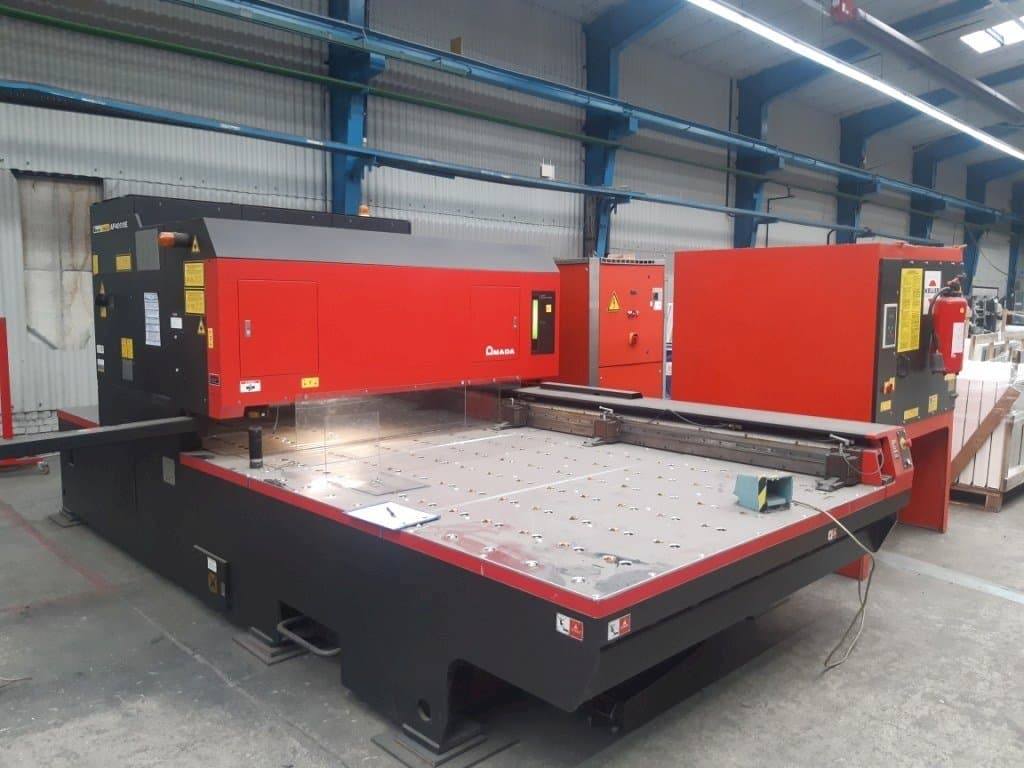 Vista frontale della macchina AMADA LC 2415 Alpha III