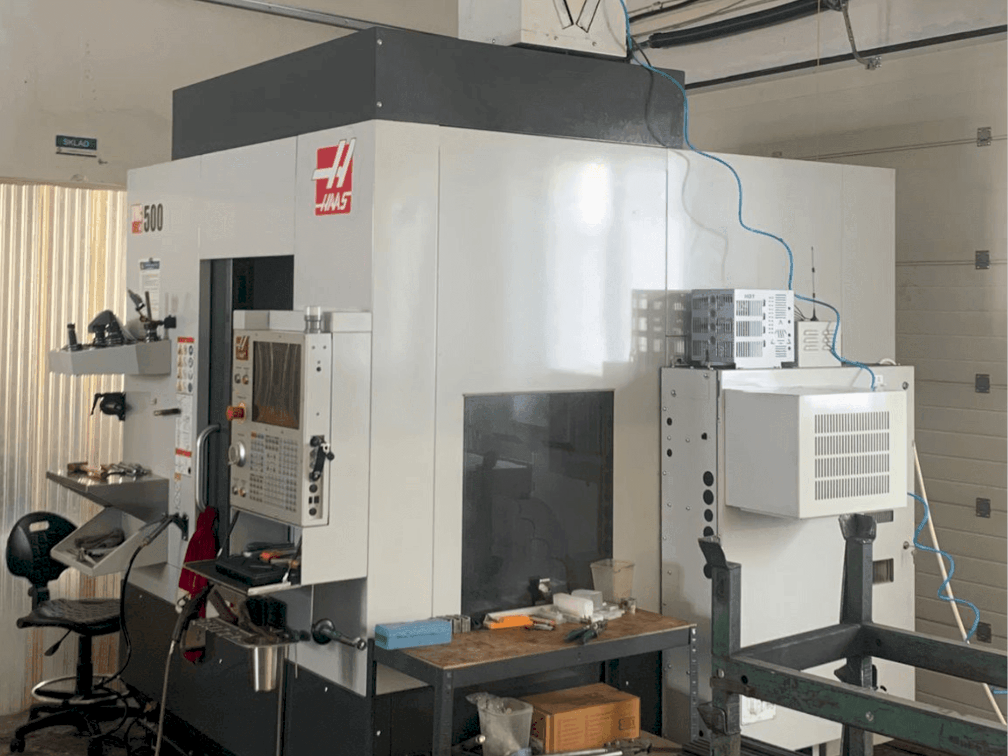 Vista frontale della macchina HAAS UMC 500
