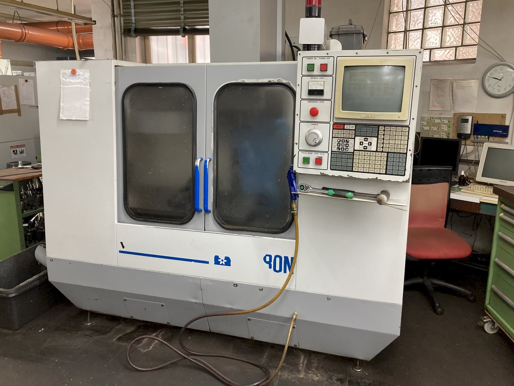 Vista frontale della macchina MIKRON VCE750