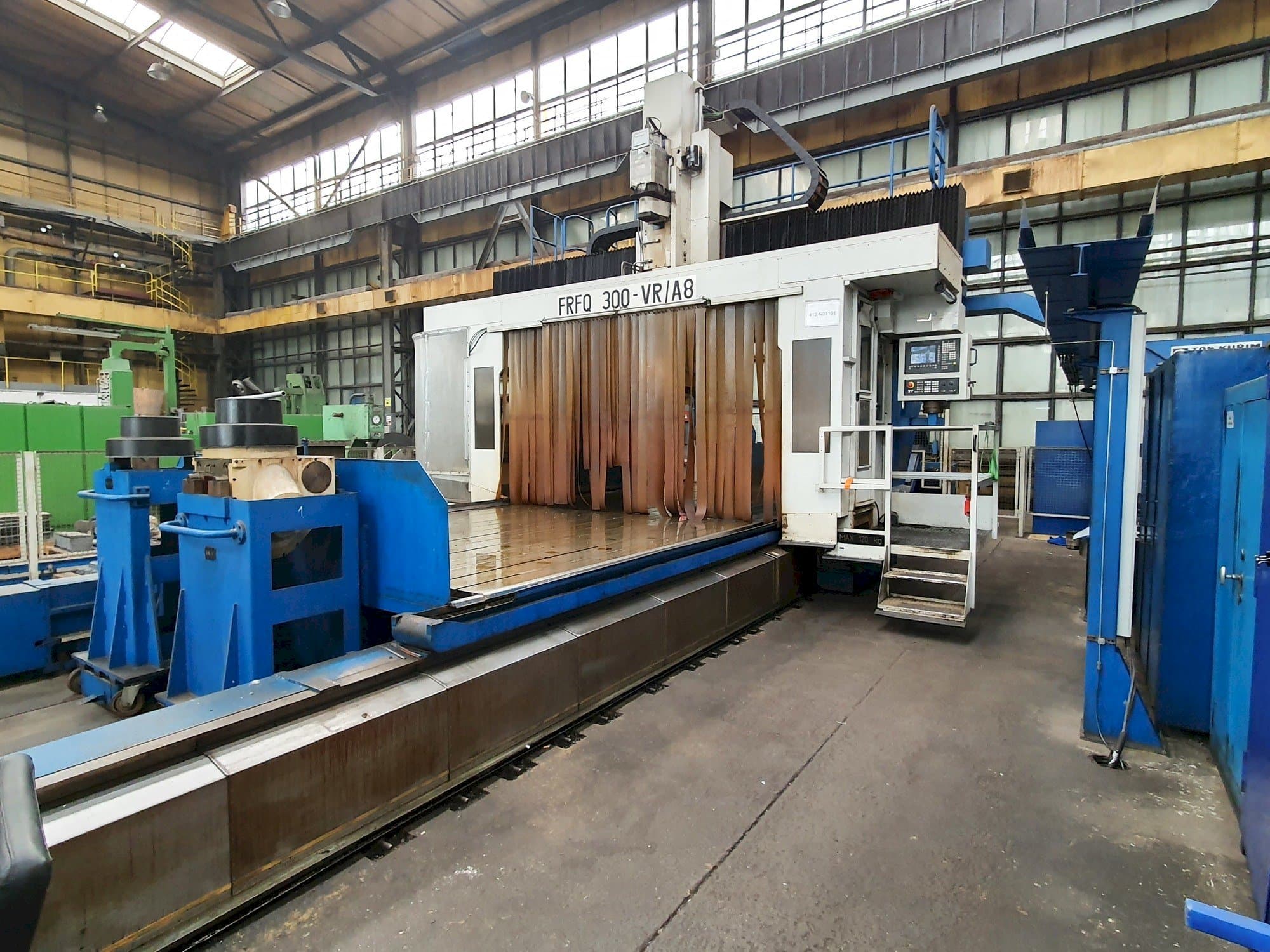 Vista frontale della macchina Tos KURZIM FRFQ 300-VK/A8 CNC
