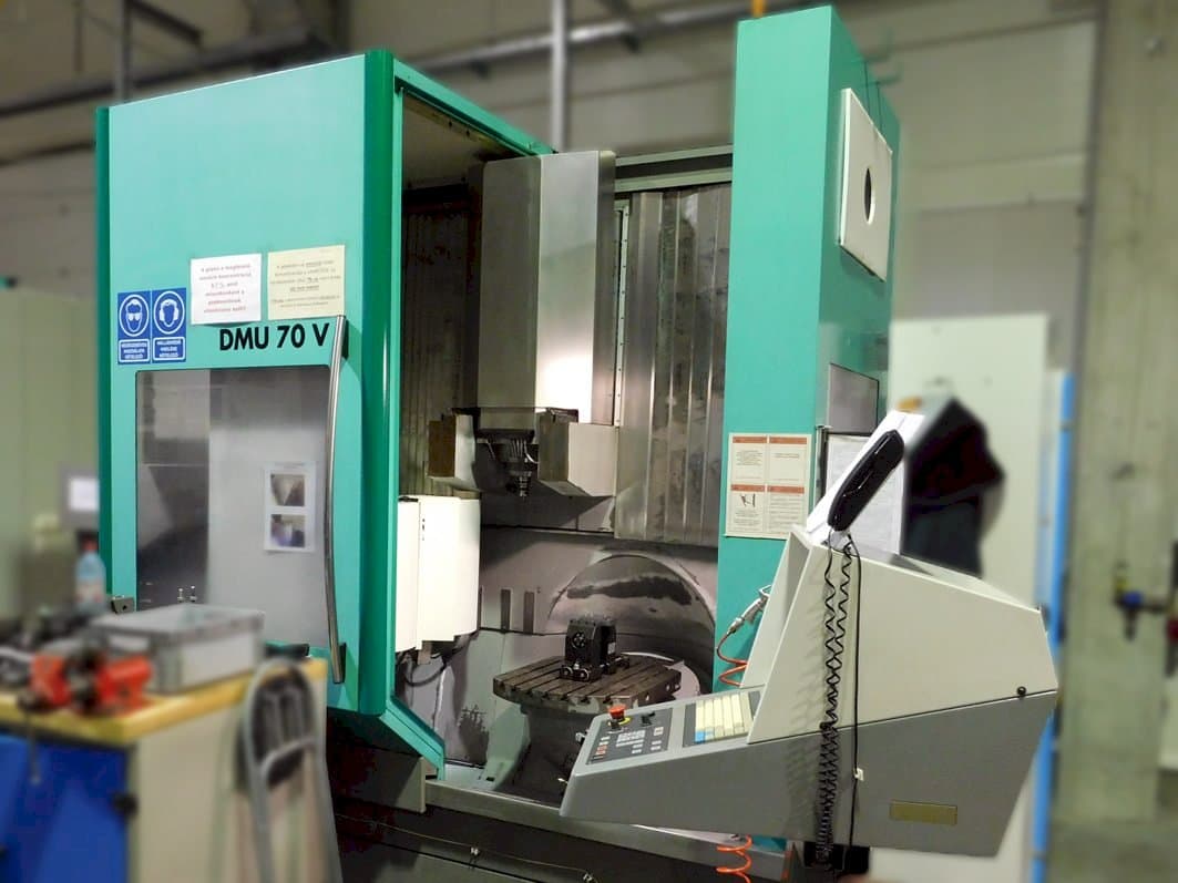 Vista frontale della macchina DMG DMU 70 V