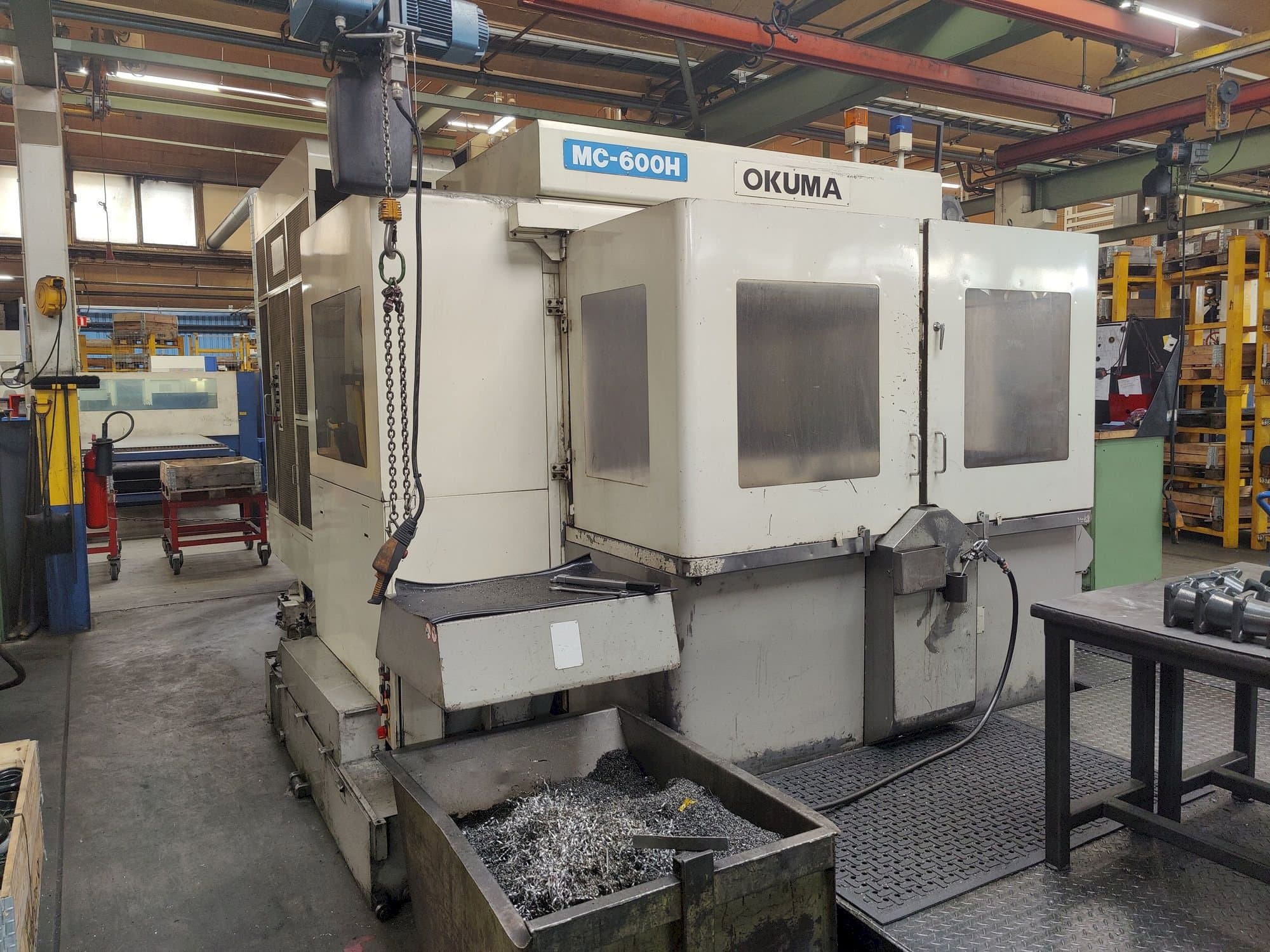 Vista frontale della macchina Okuma MC-600 H