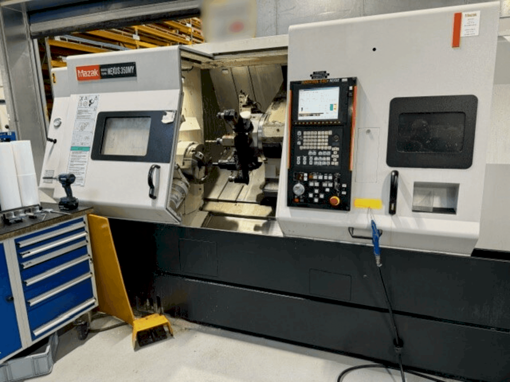 Vista frontale della macchina Mazak QTN-350MY