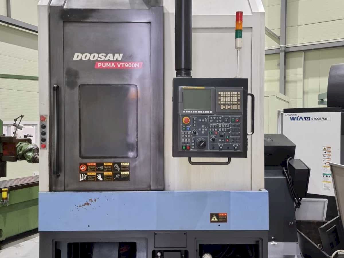 Vista frontale della macchina Doosan PUMA VT900M